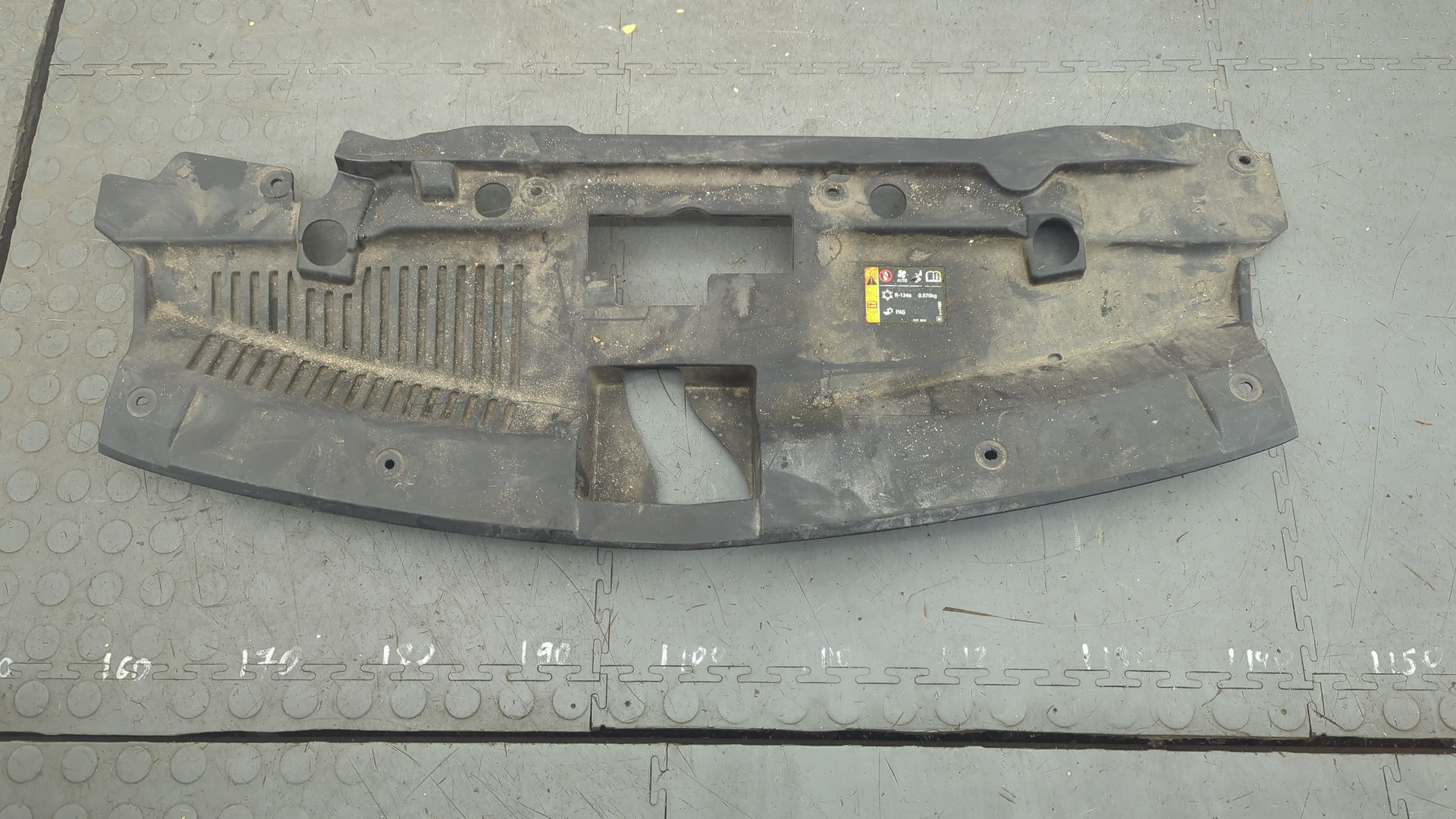 Кожух замка капота