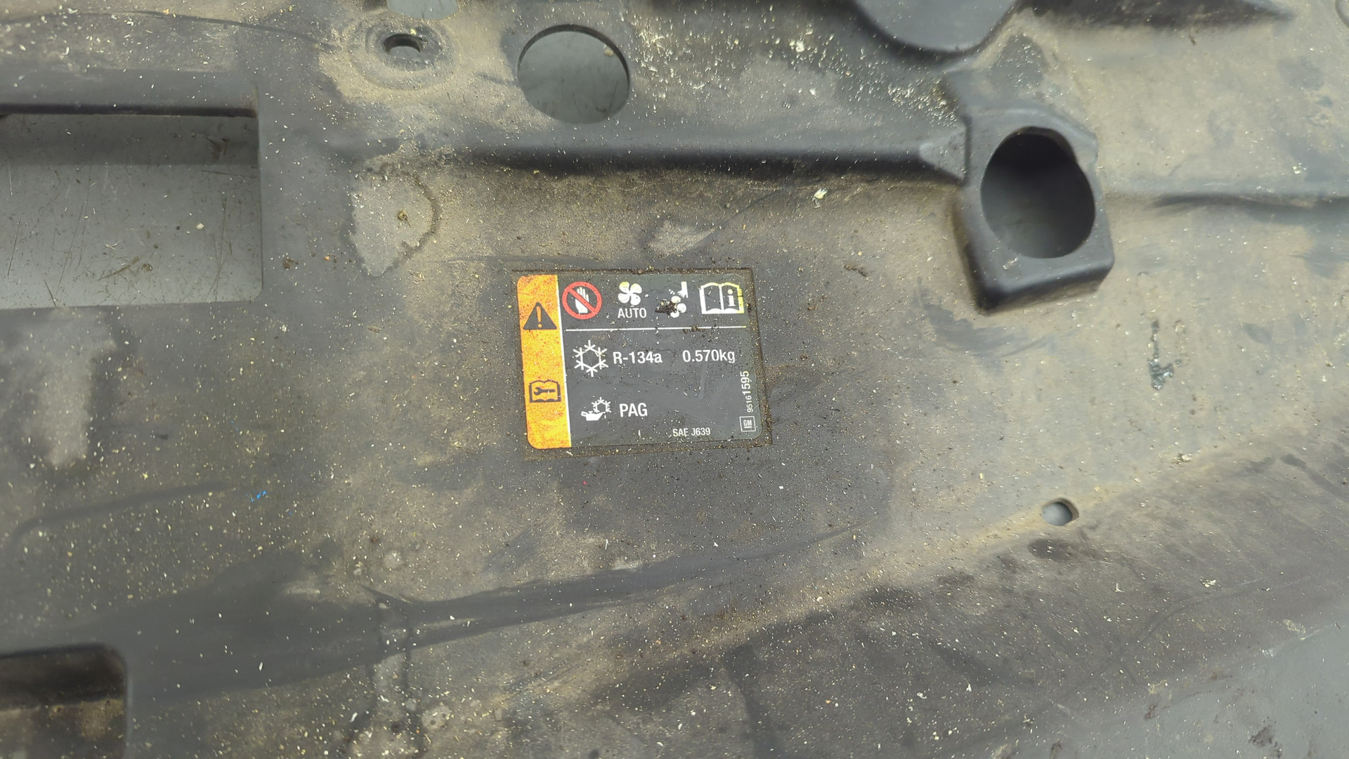 Кожух замка капота