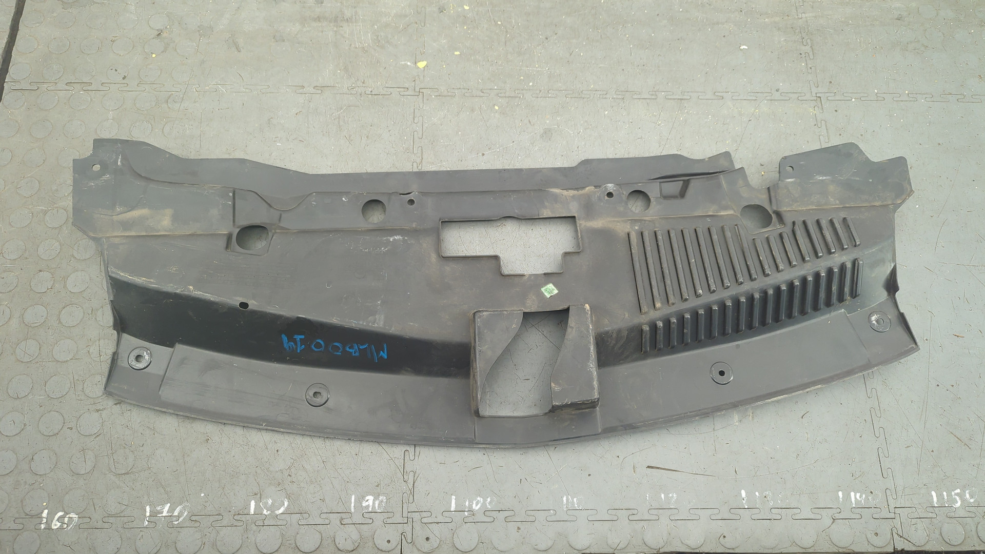 Кожух замка капота