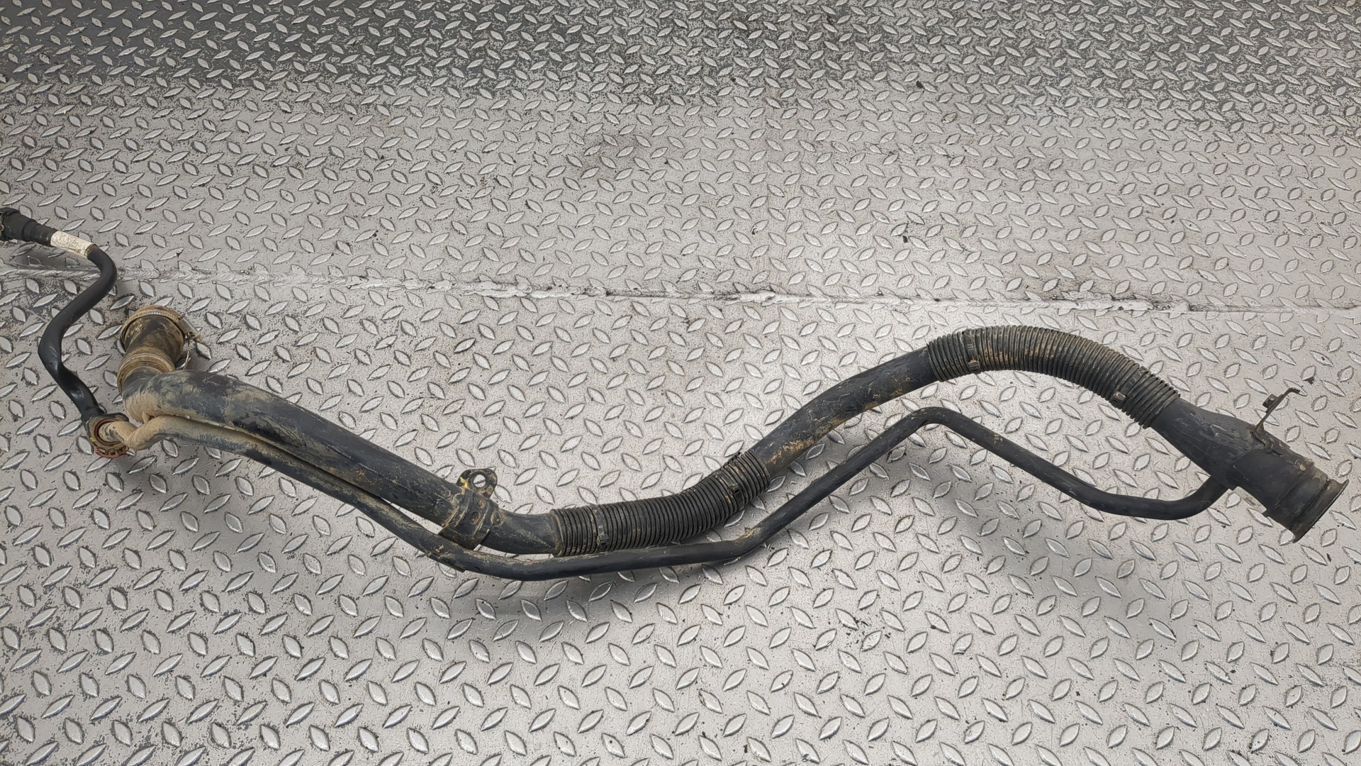 Горловина топливного бака