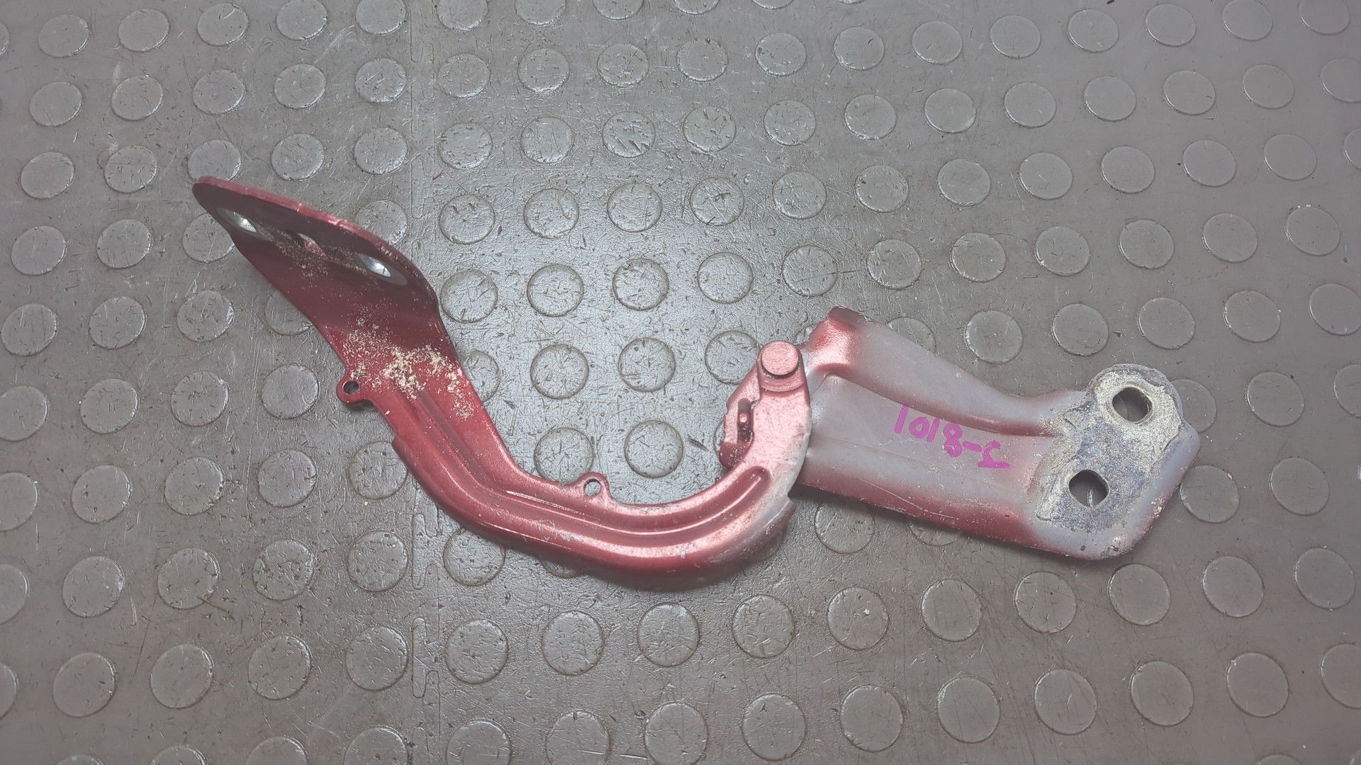 Петля капота правая