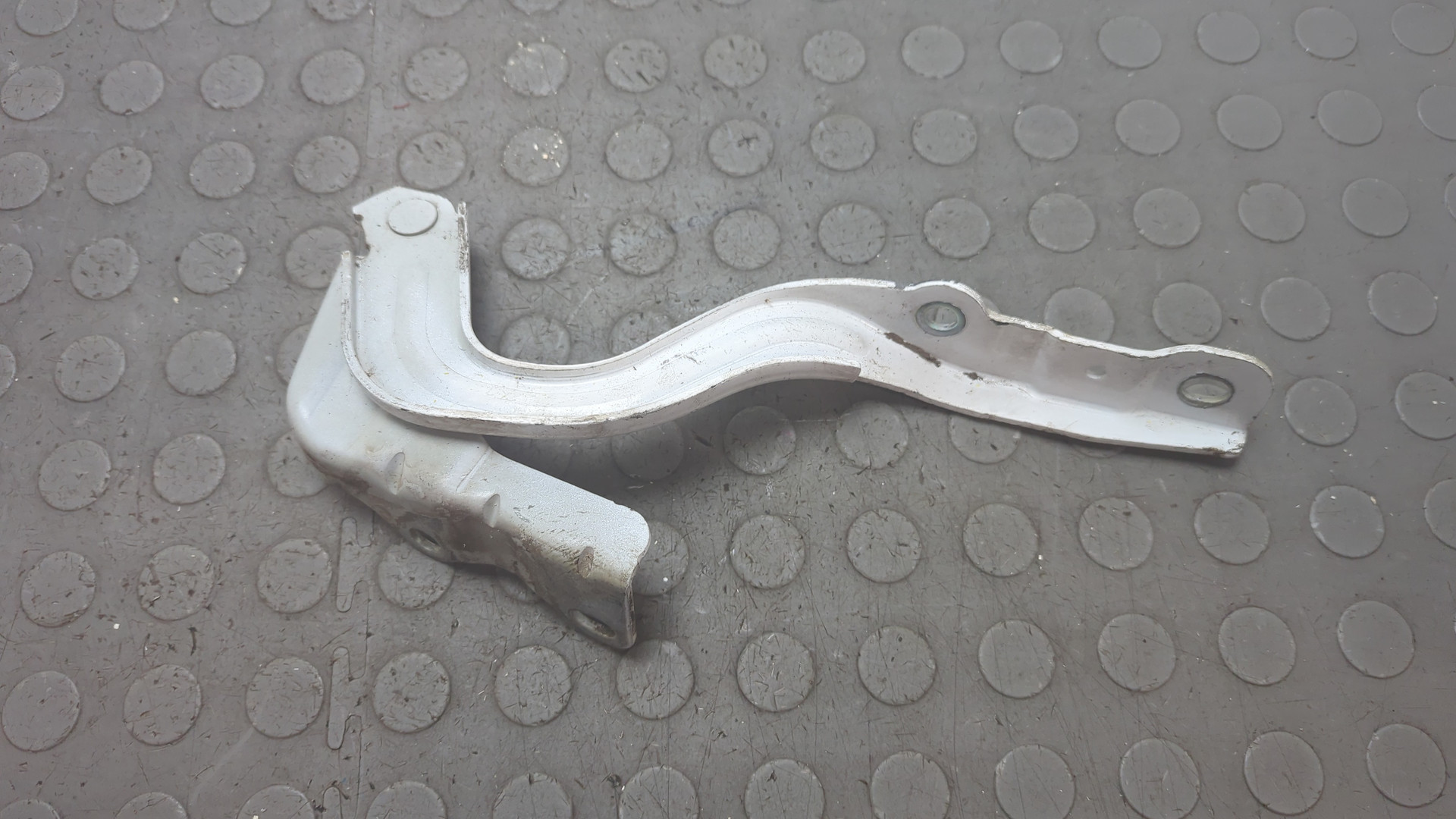 Петля капота правая