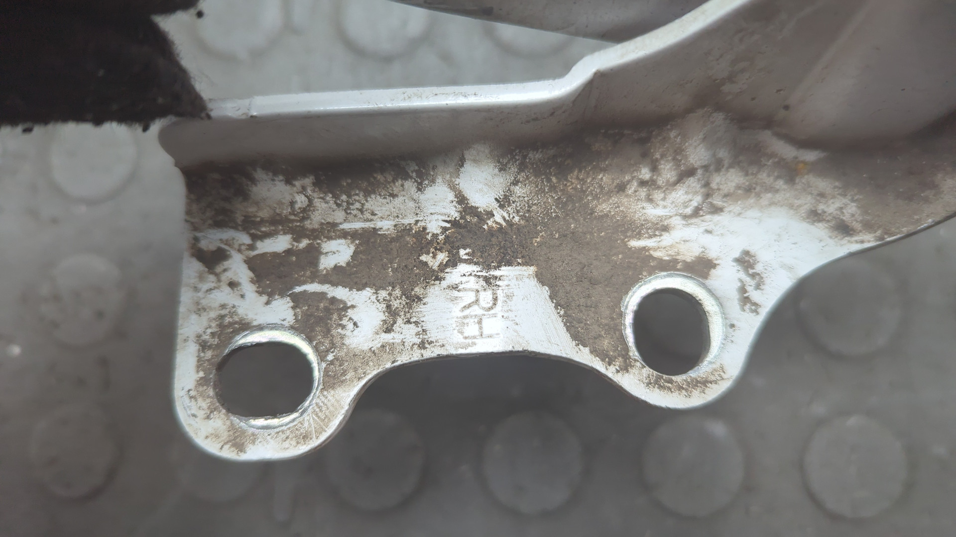 Петля капота правая