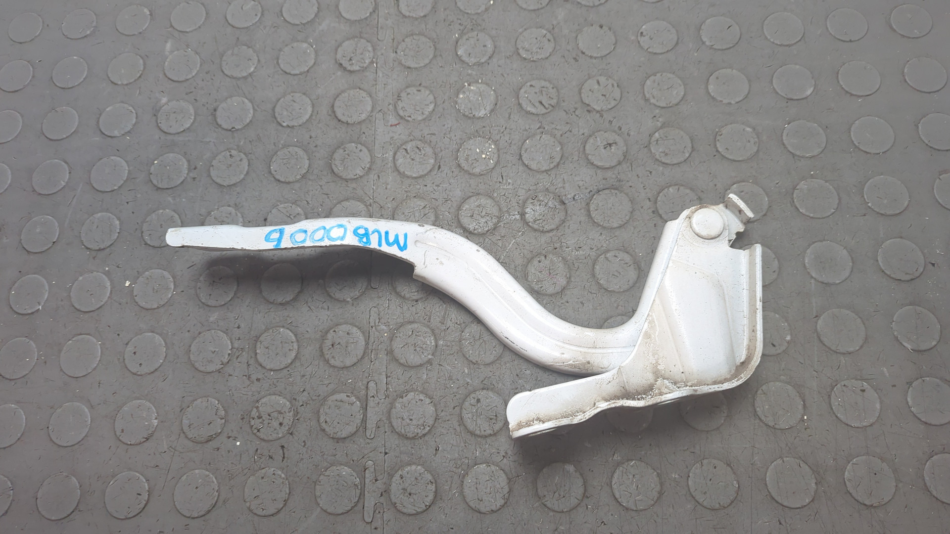 Петля капота правая