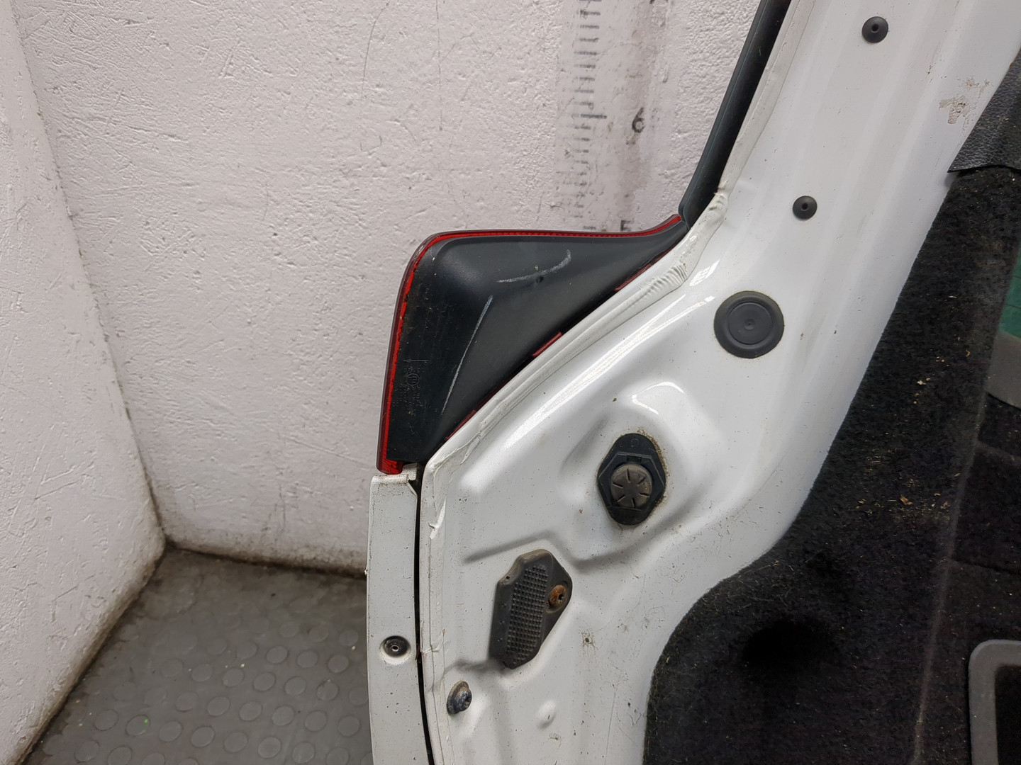 Дверь багажника