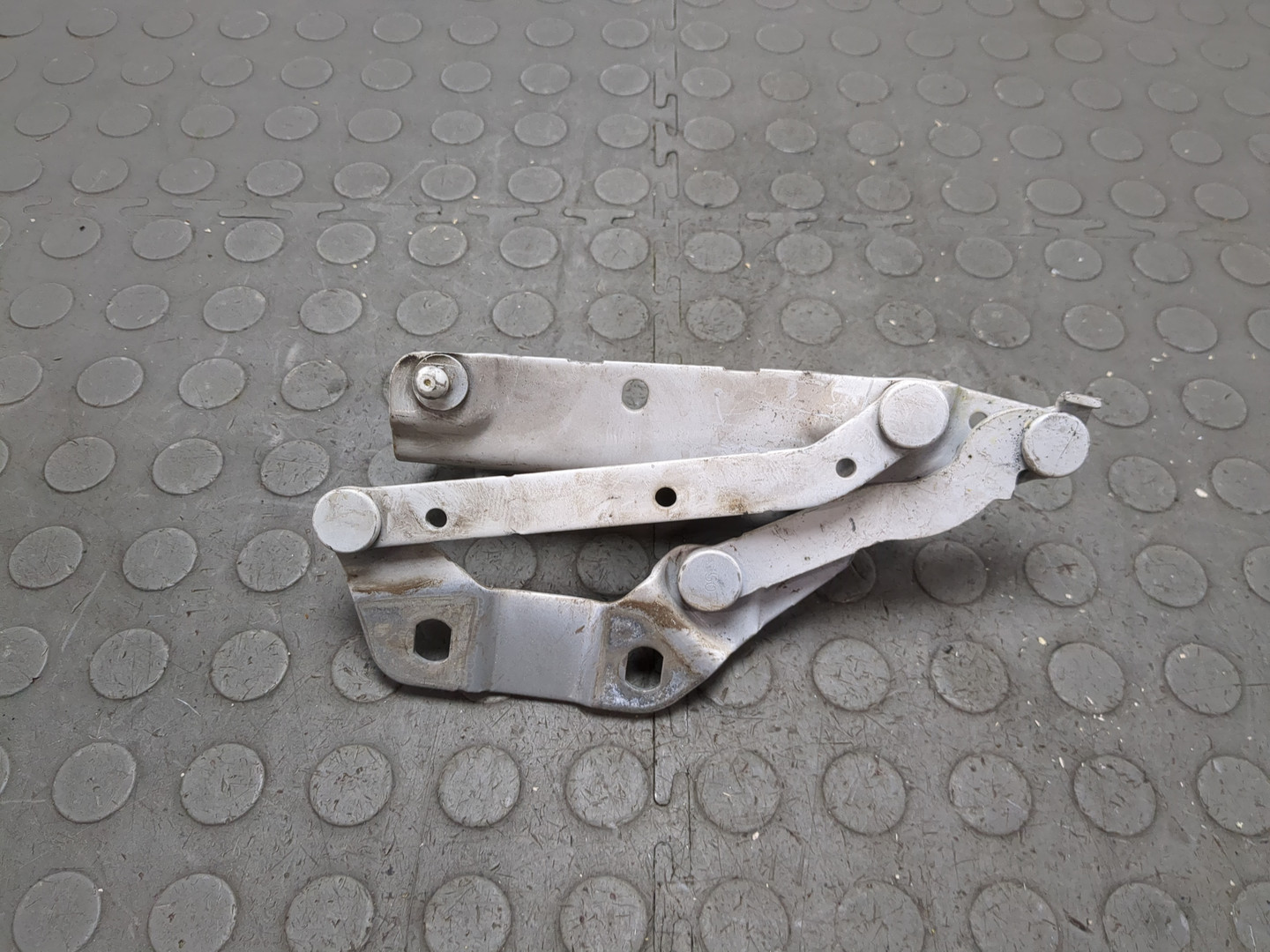 Петля капота правая