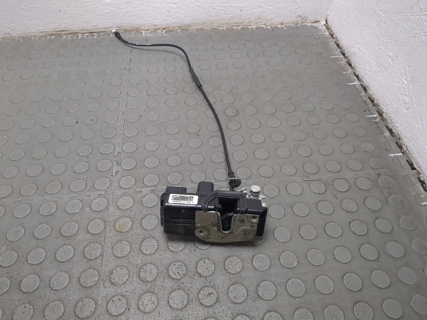 Замок двери передней левой