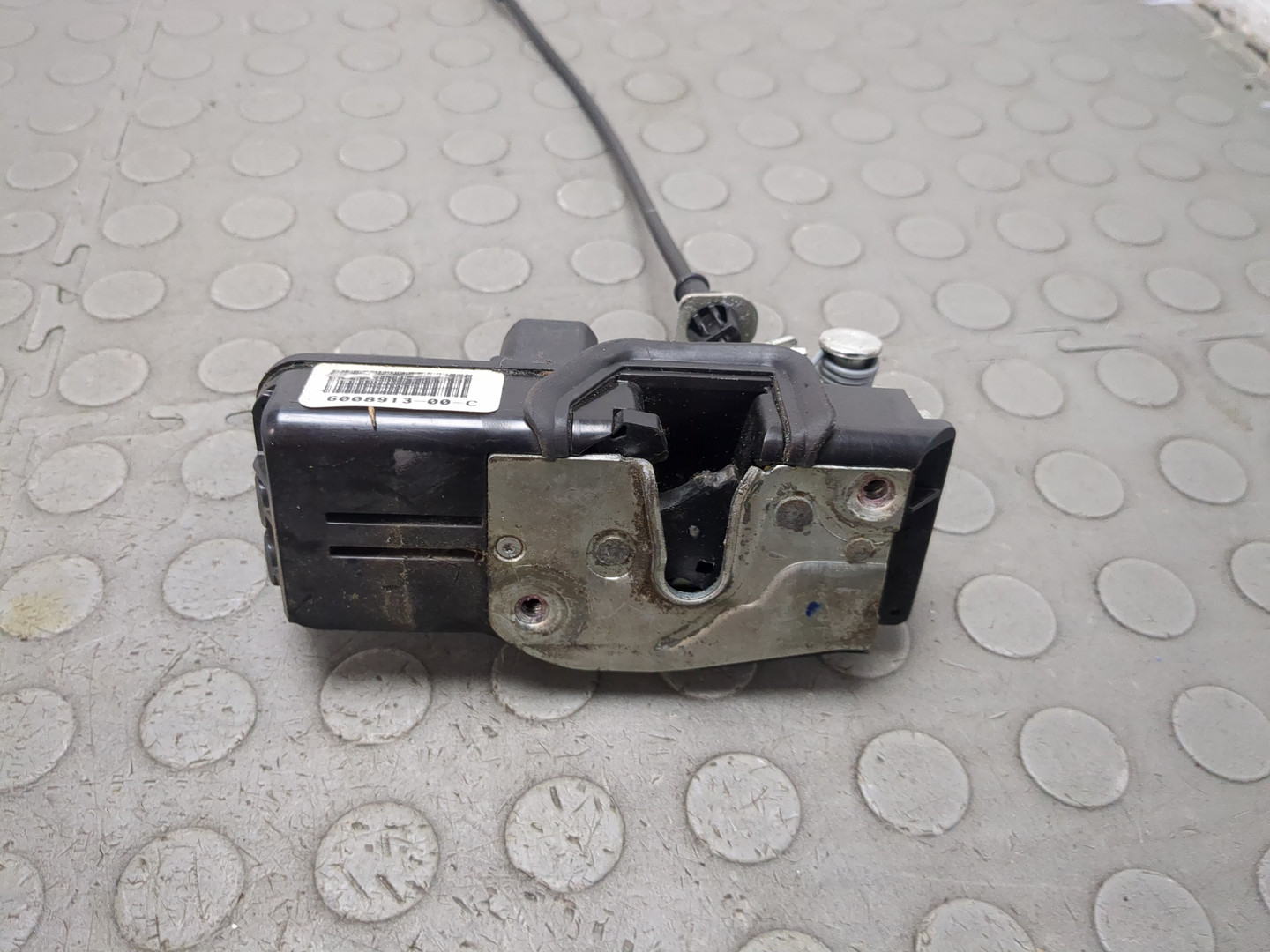 Замок двери передней левой