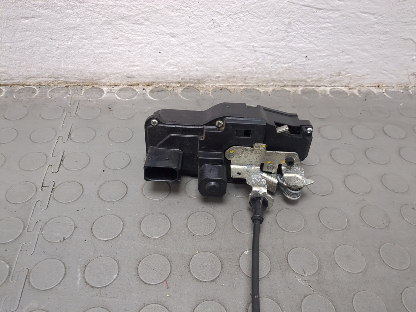 Замок двери передней левой