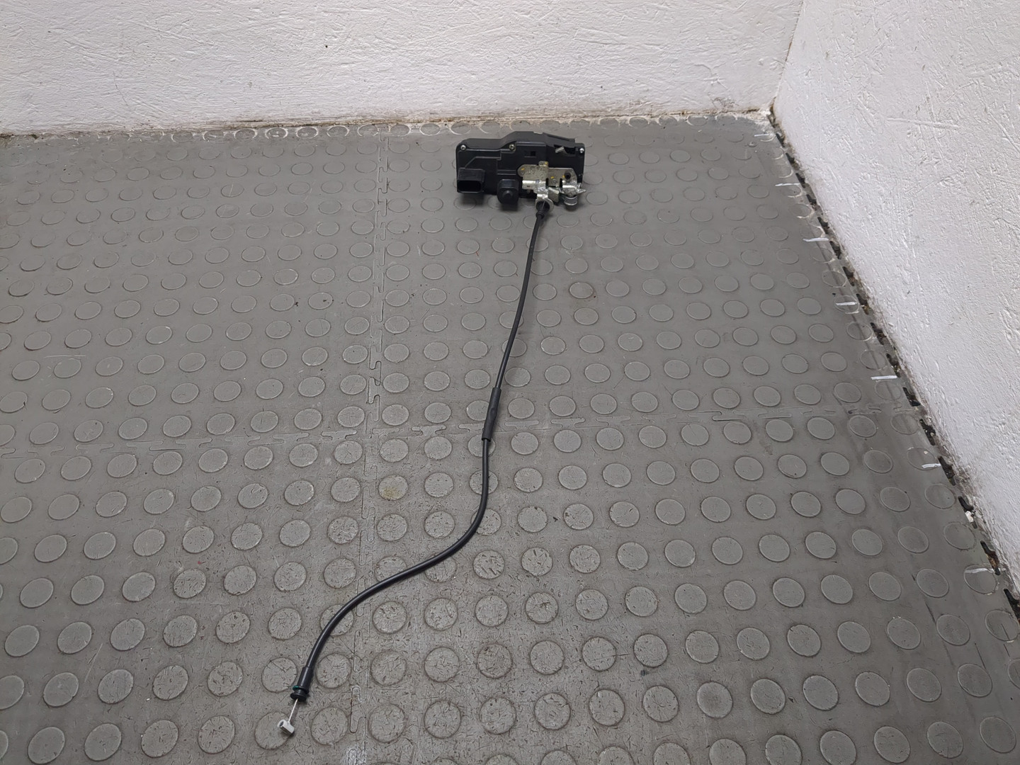 Замок двери передней левой