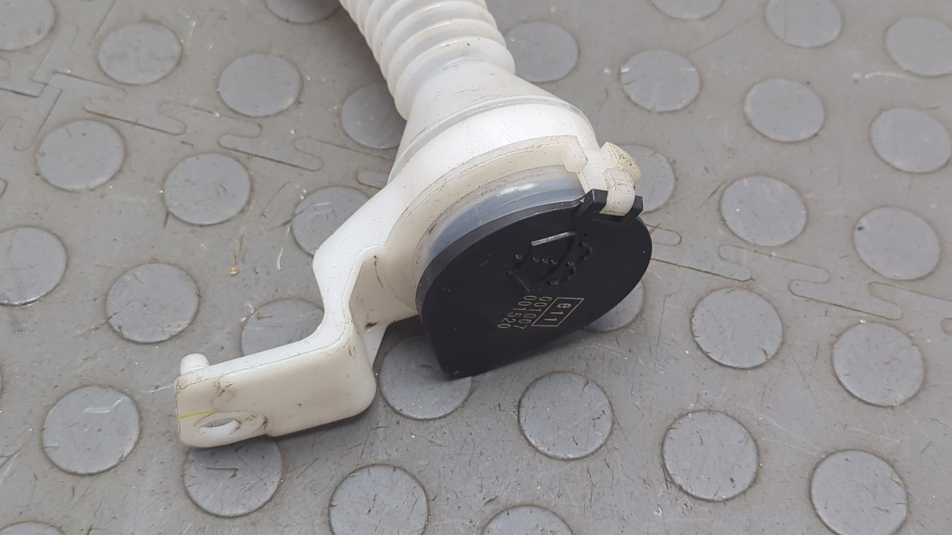 Горловина бачка омывателя