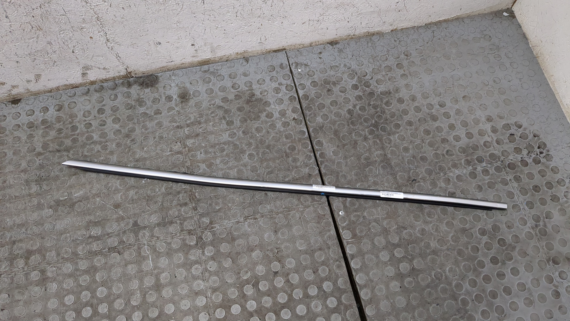 Накладка стекла переднего левого