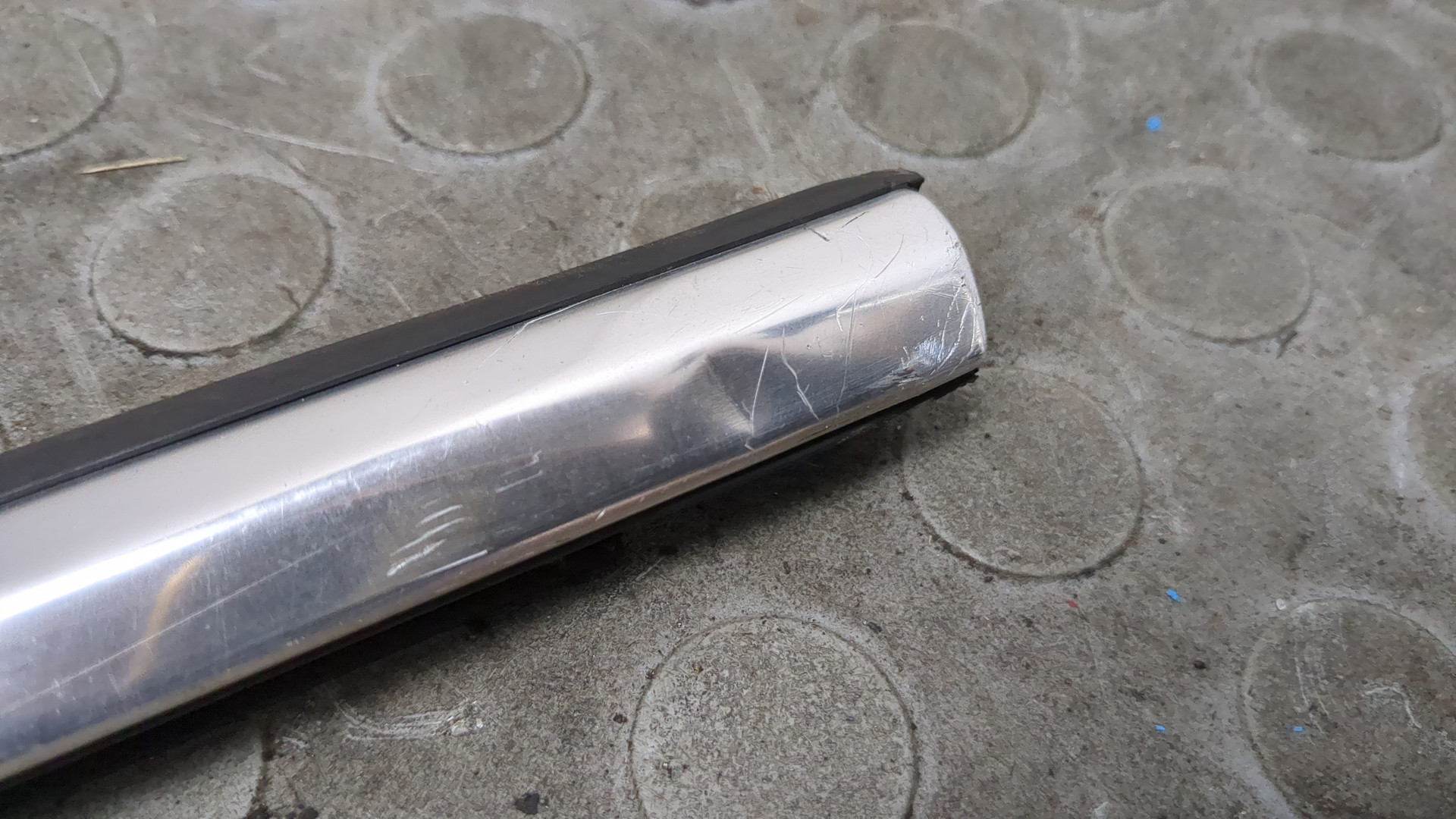 Накладка стекла переднего левого