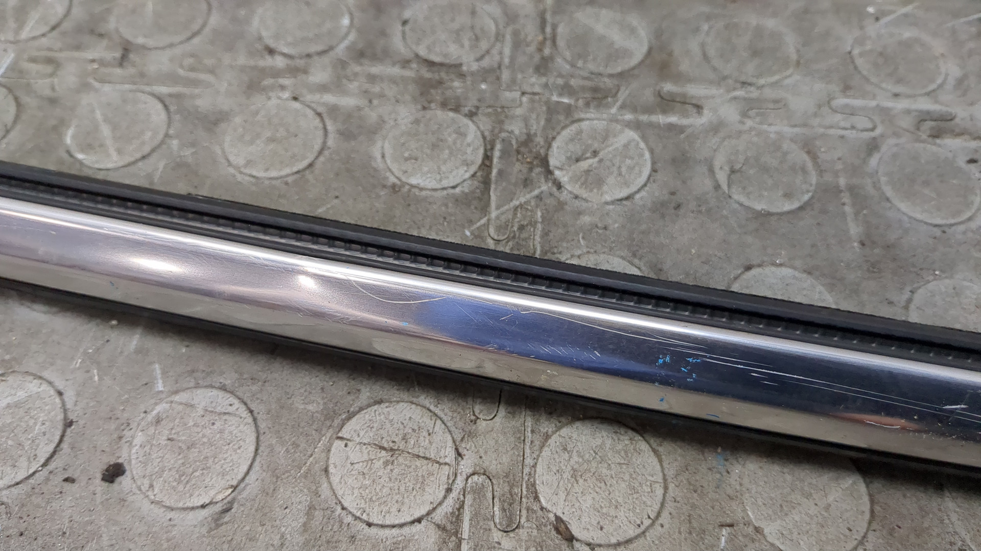 Накладка стекла переднего левого