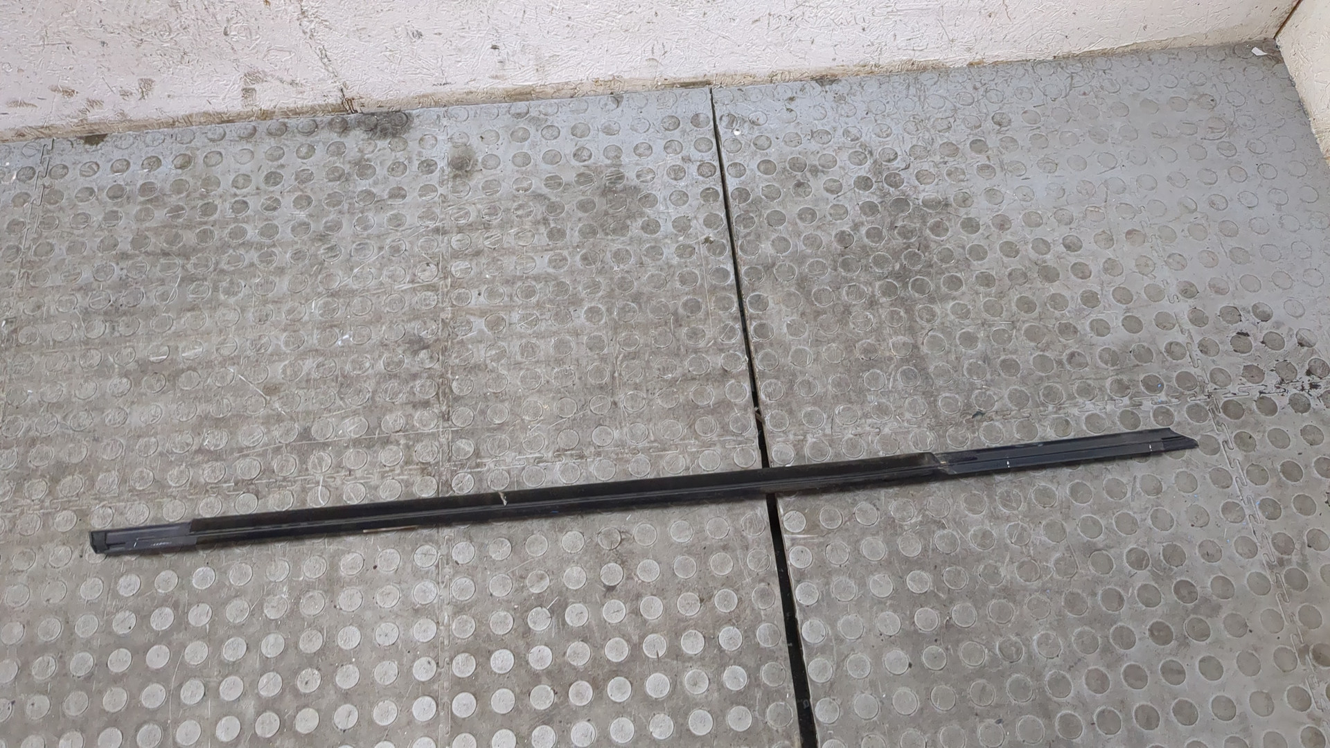 Накладка стекла переднего левого