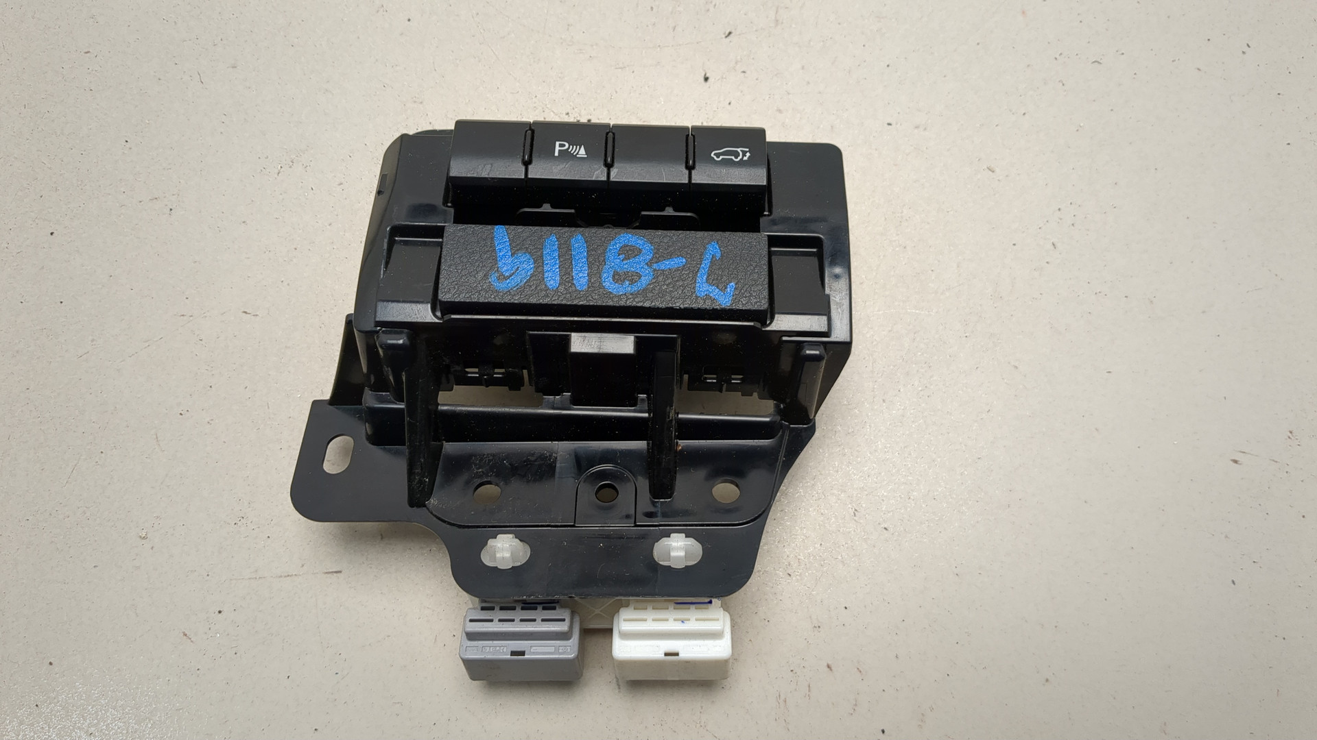 Кнопка открывания багажника