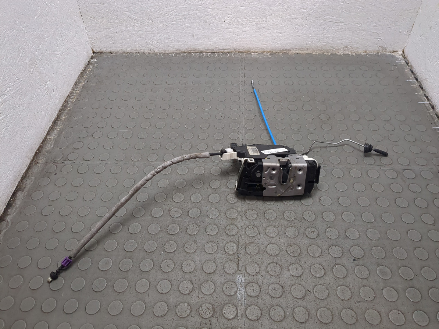 Замок двери передней правой