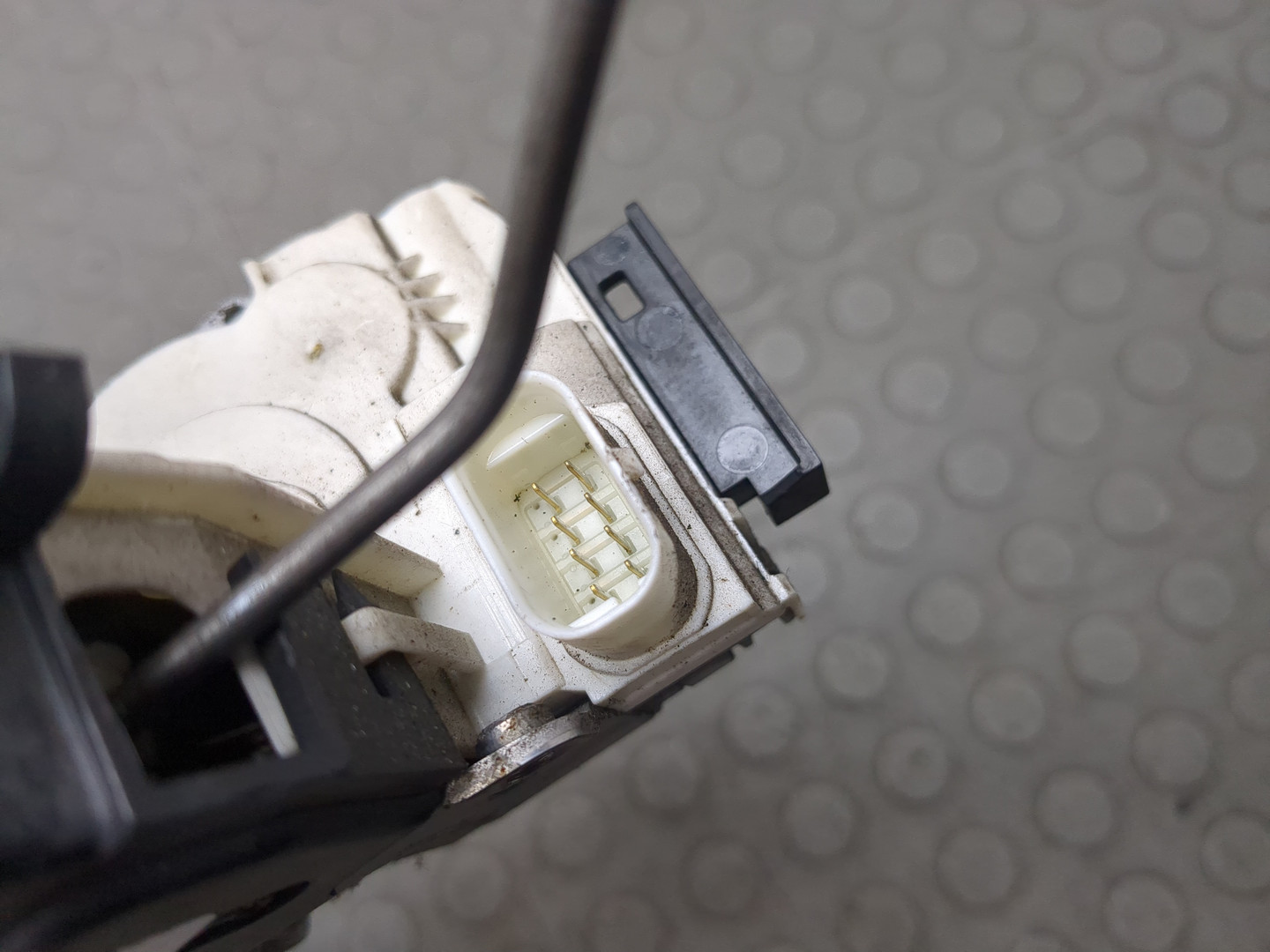 Замок двери передней правой