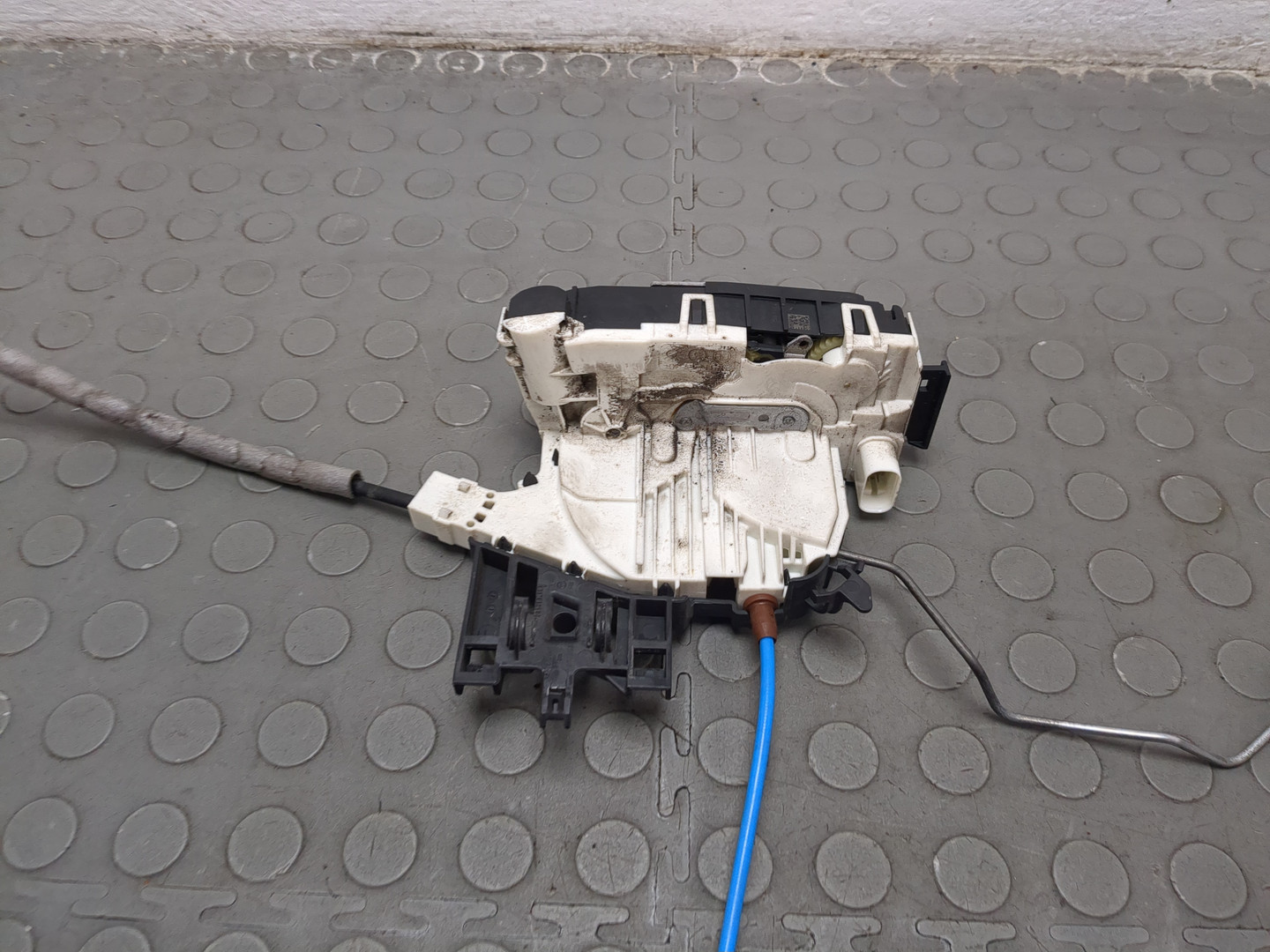 Замок двери передней правой