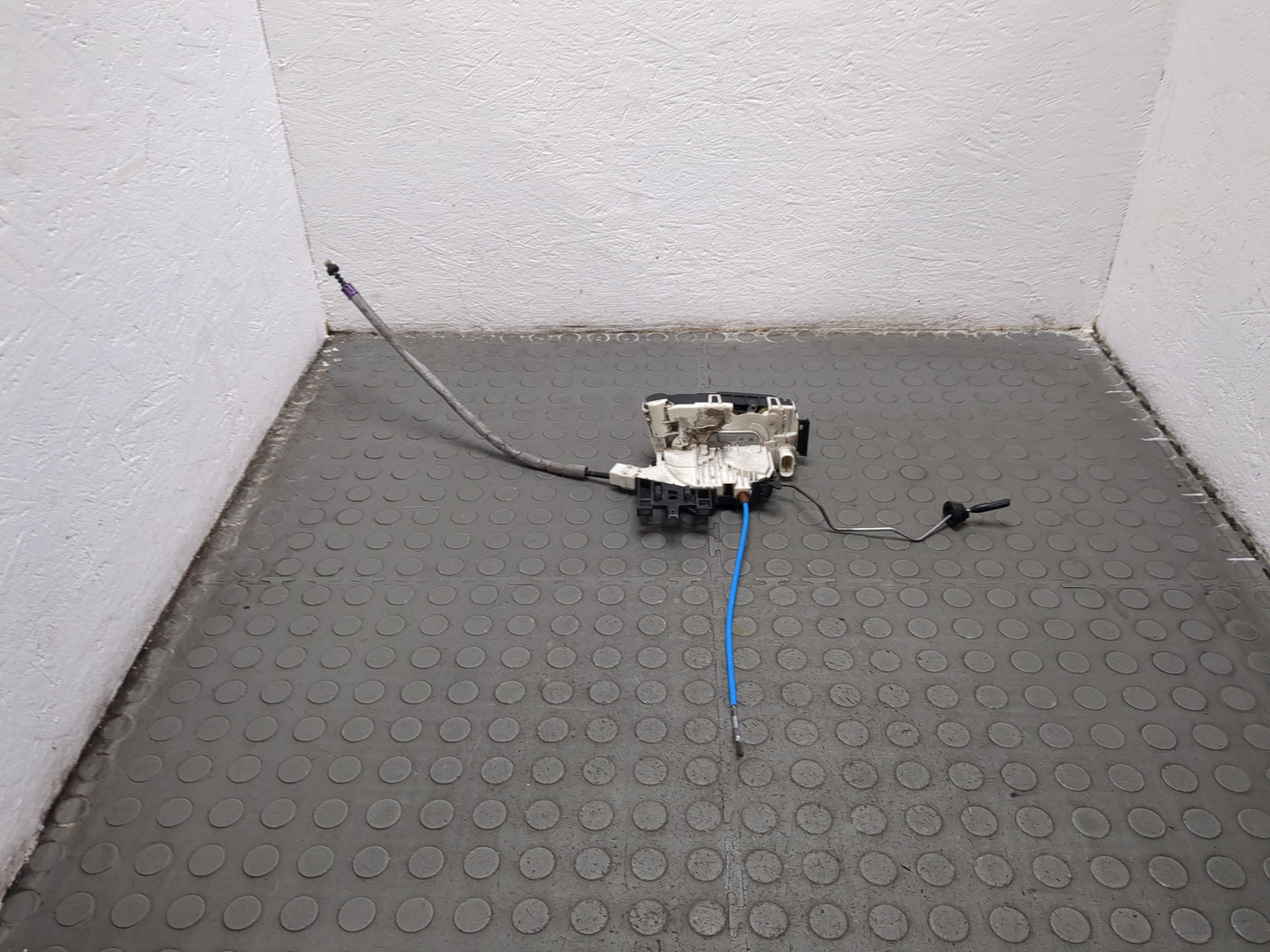 Замок двери передней правой