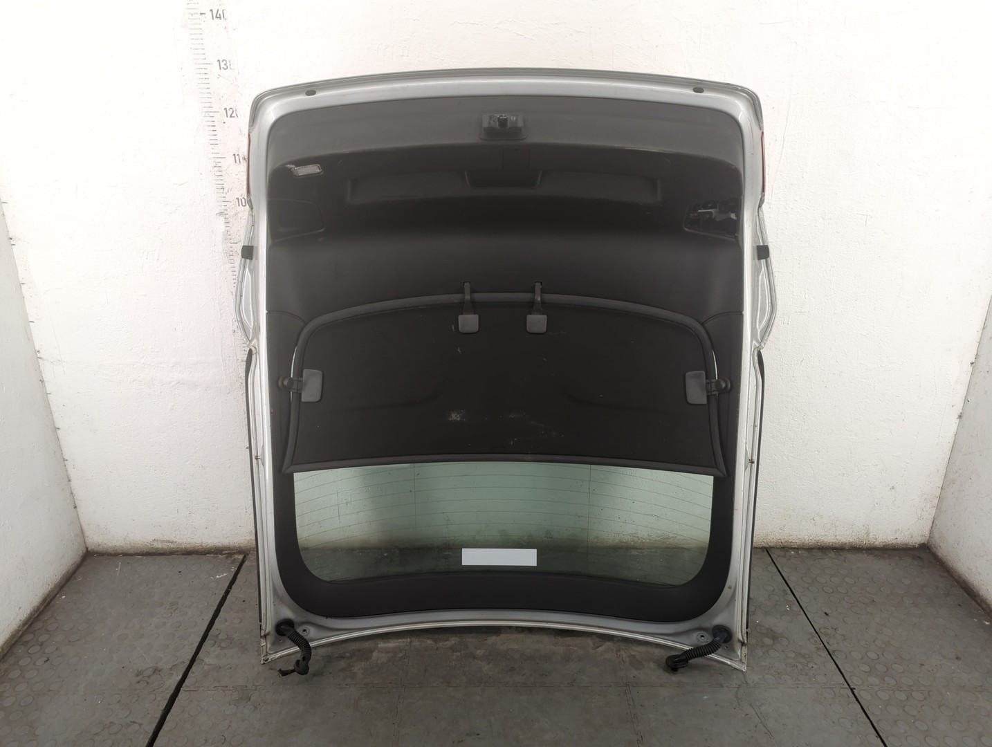 Дверь багажника