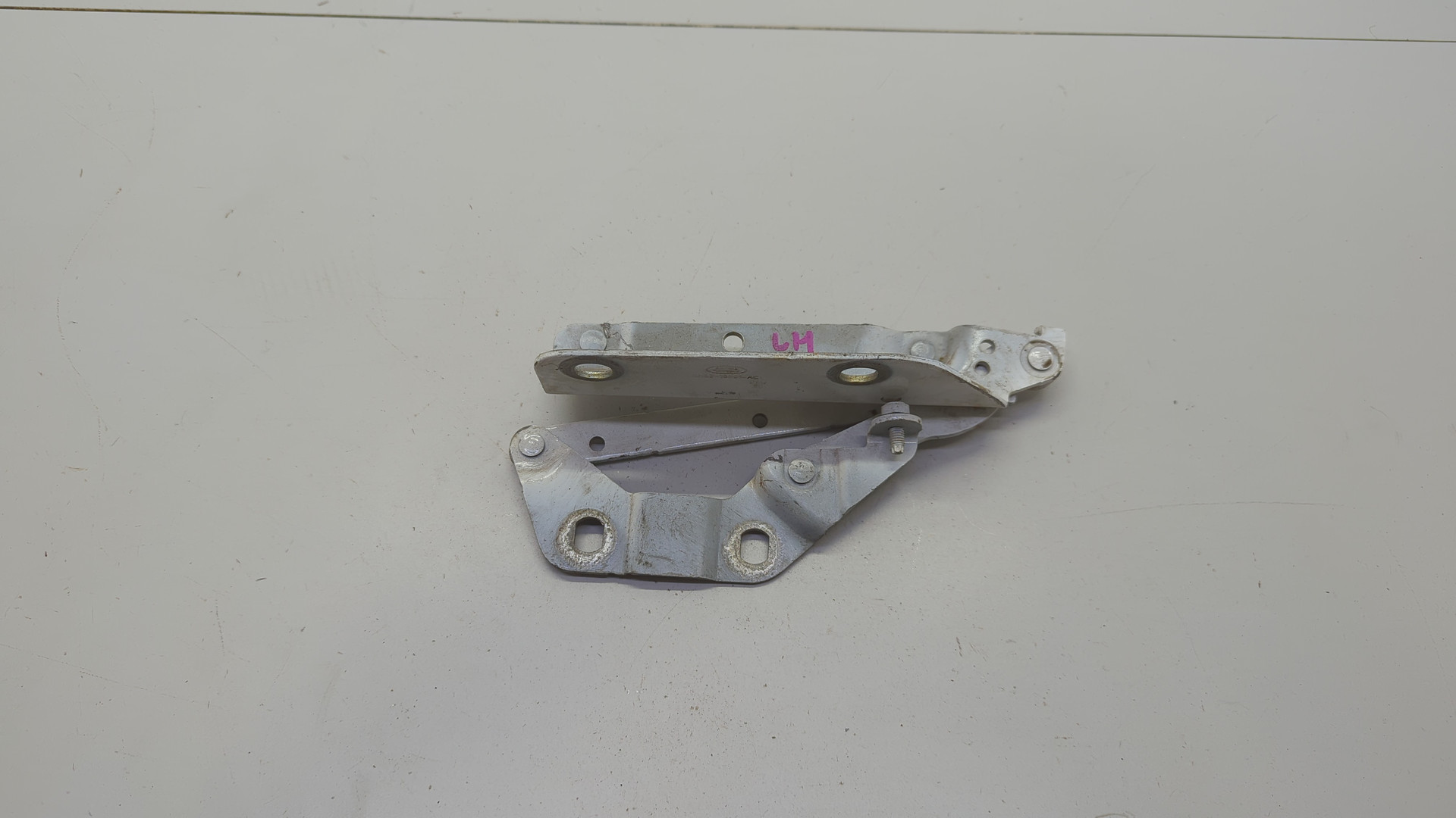 Петля капота левая