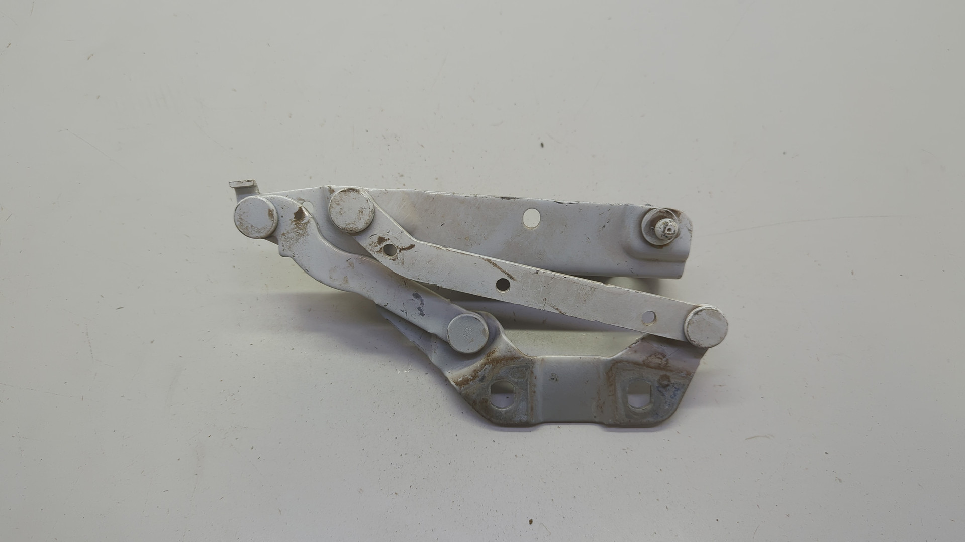 Петля капота левая