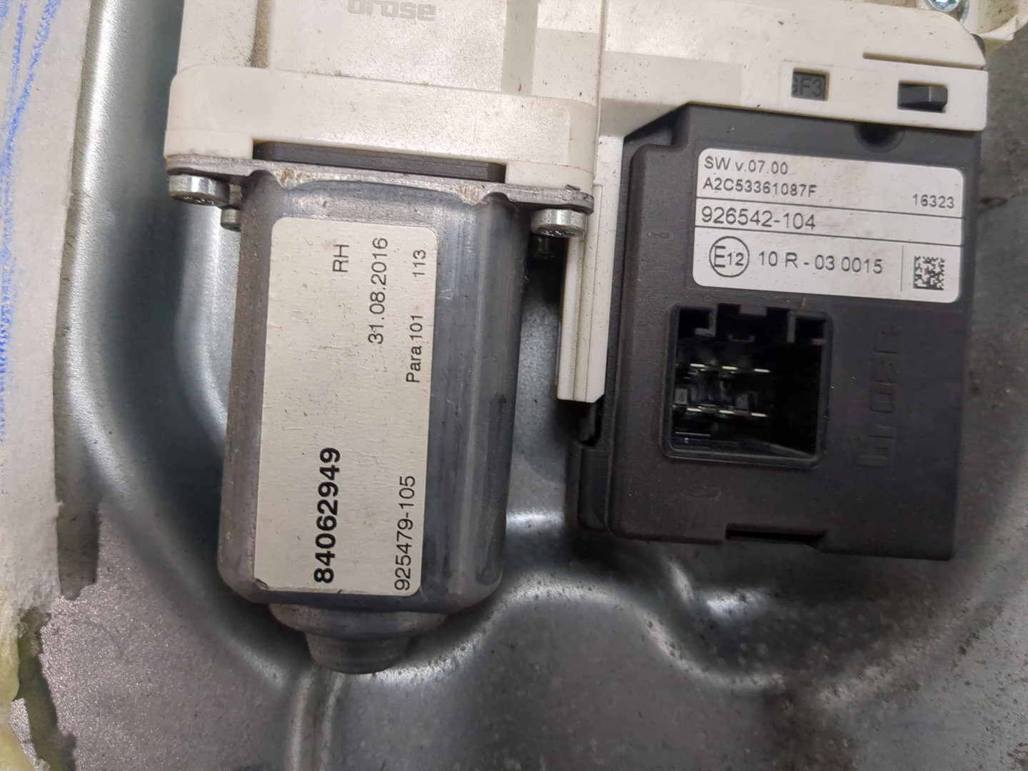 Стеклоподъемник электр. передний правый