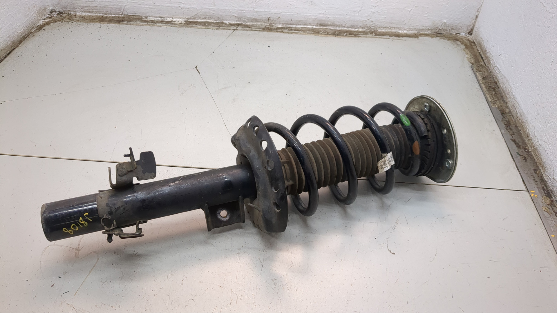 Амортизатор передний левый