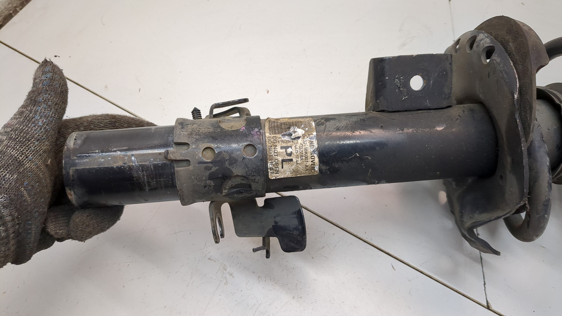 Амортизатор передний левый