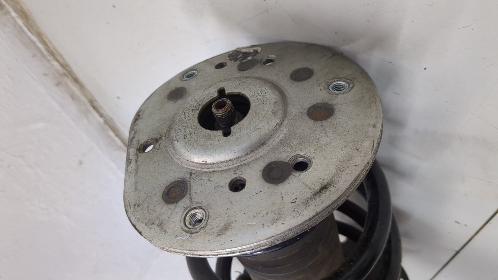 Амортизатор передний левый