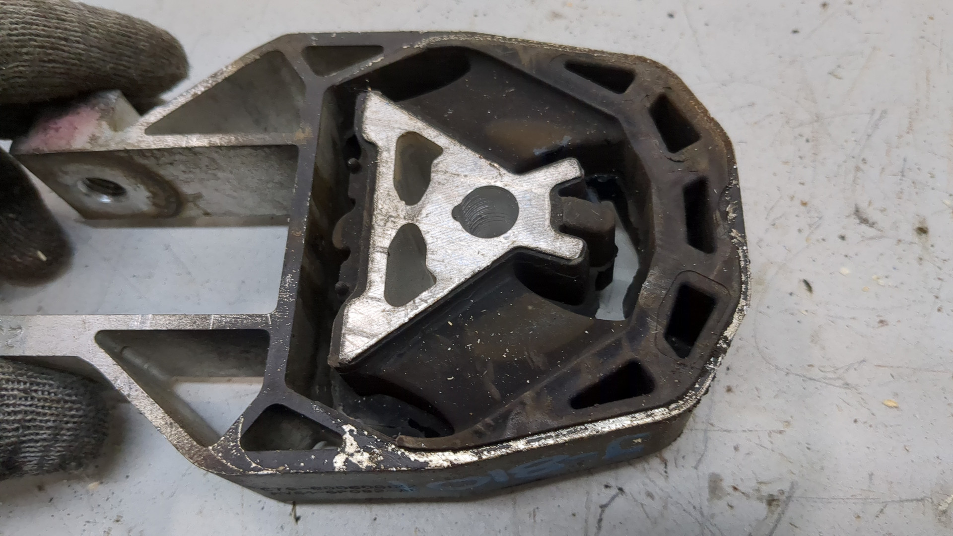 Опора двигателя