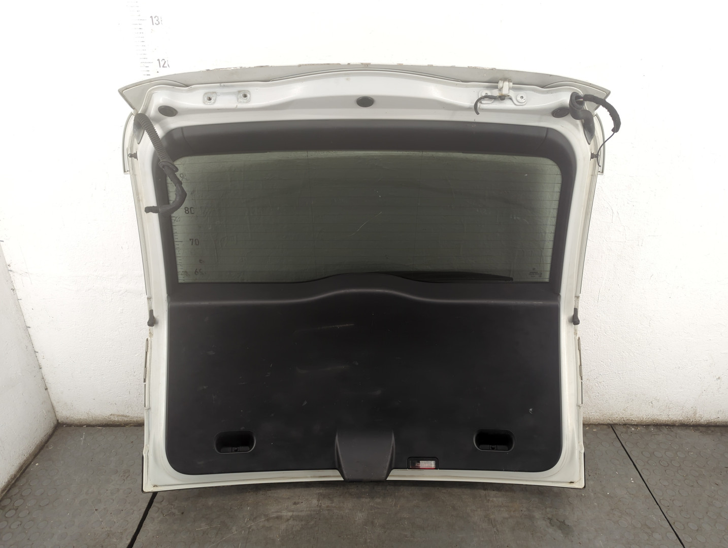 Дверь багажника