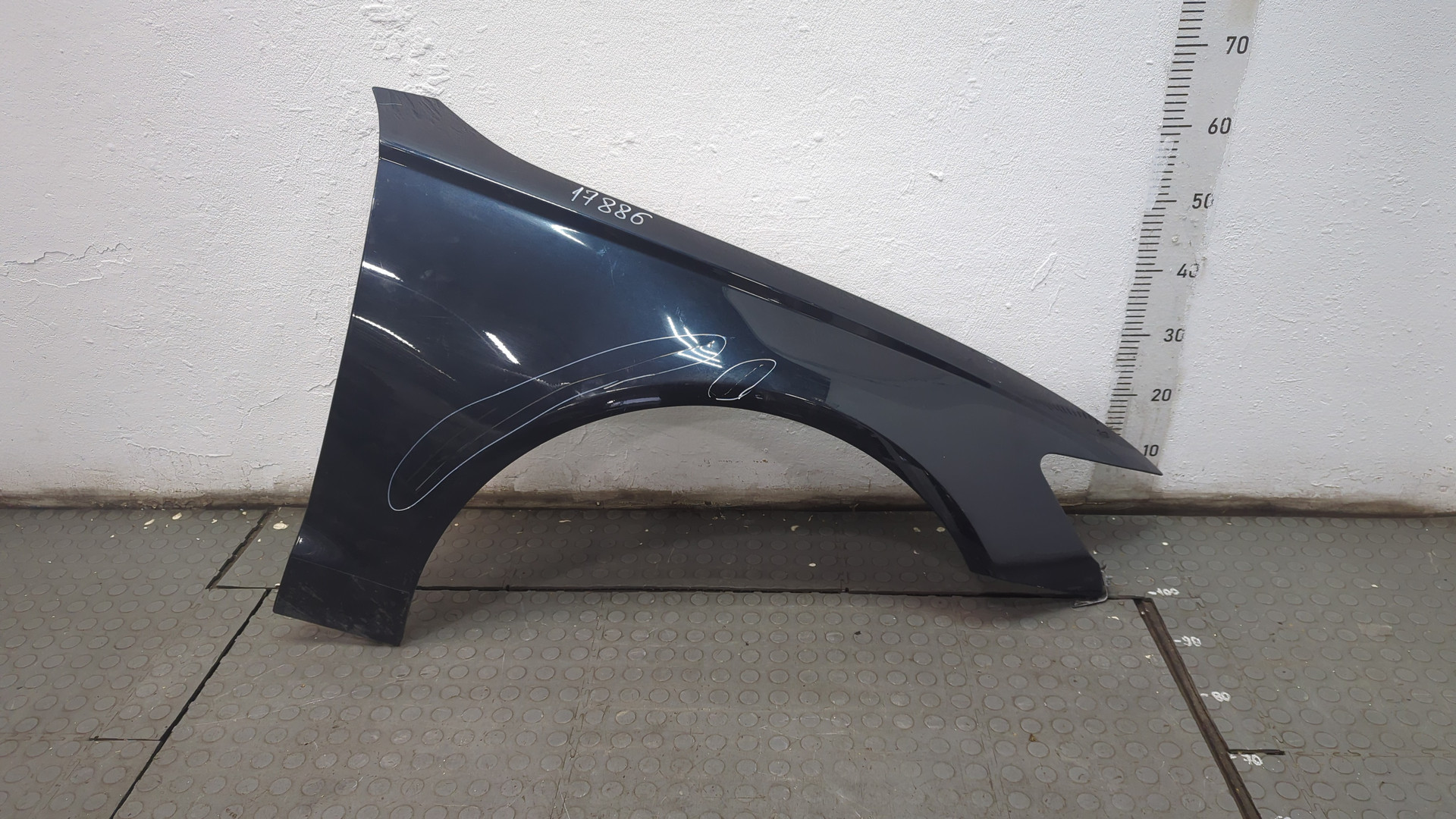 Крыло переднее правое