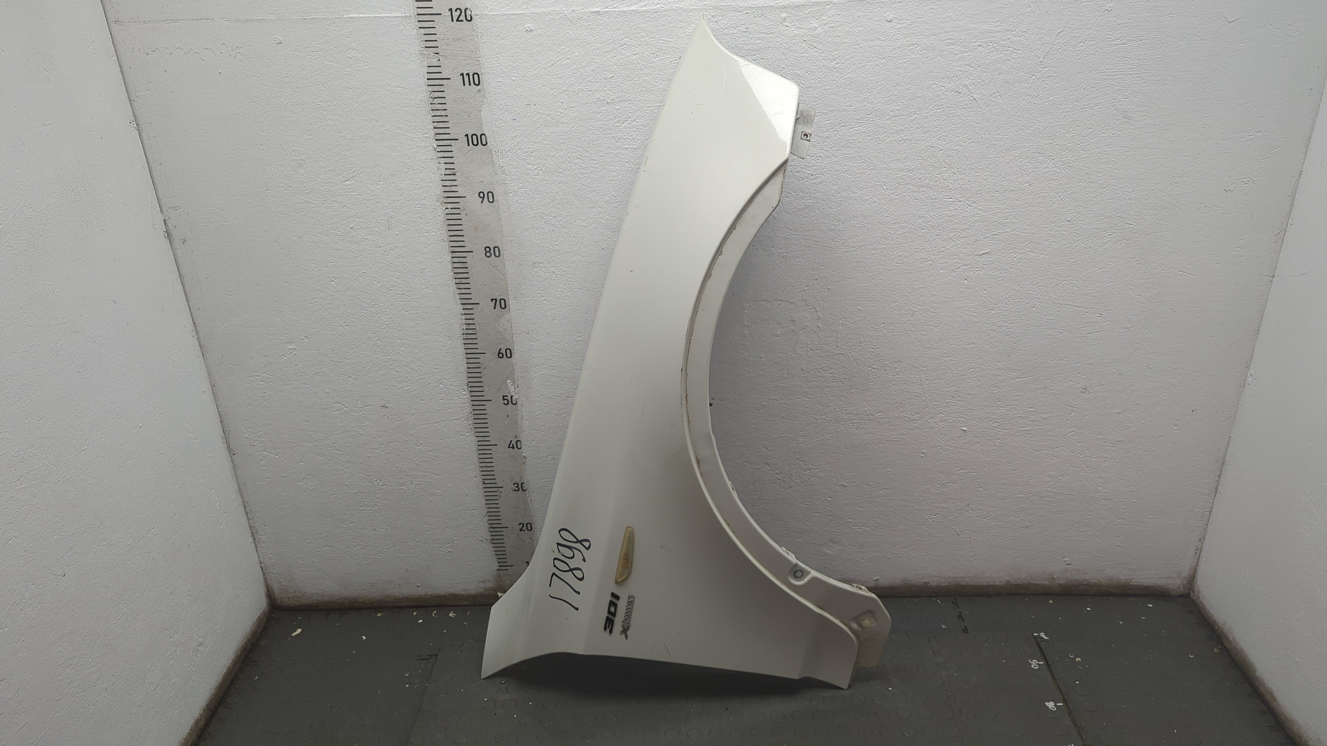 Крыло переднее правое