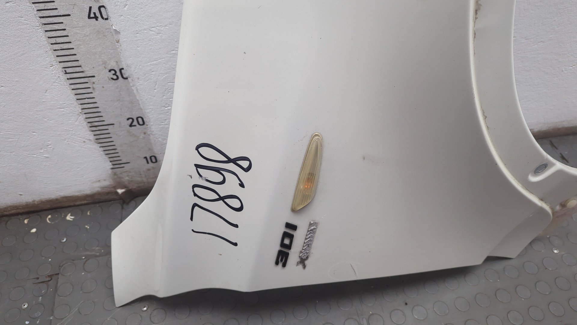 Крыло переднее правое