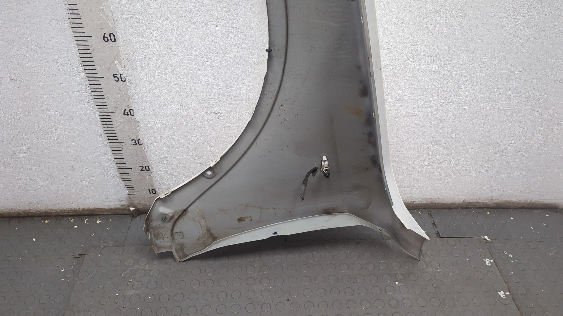 Крыло переднее правое