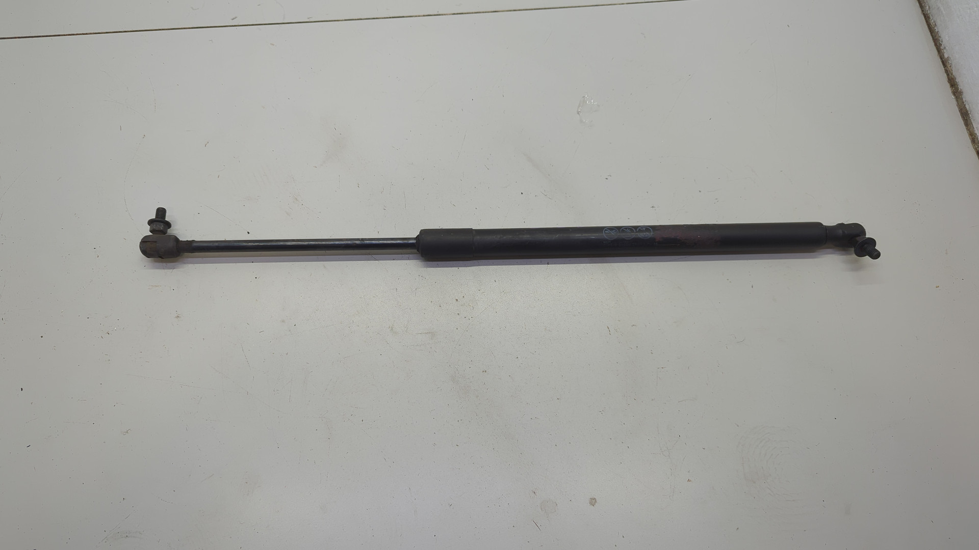 Амортизатор капота