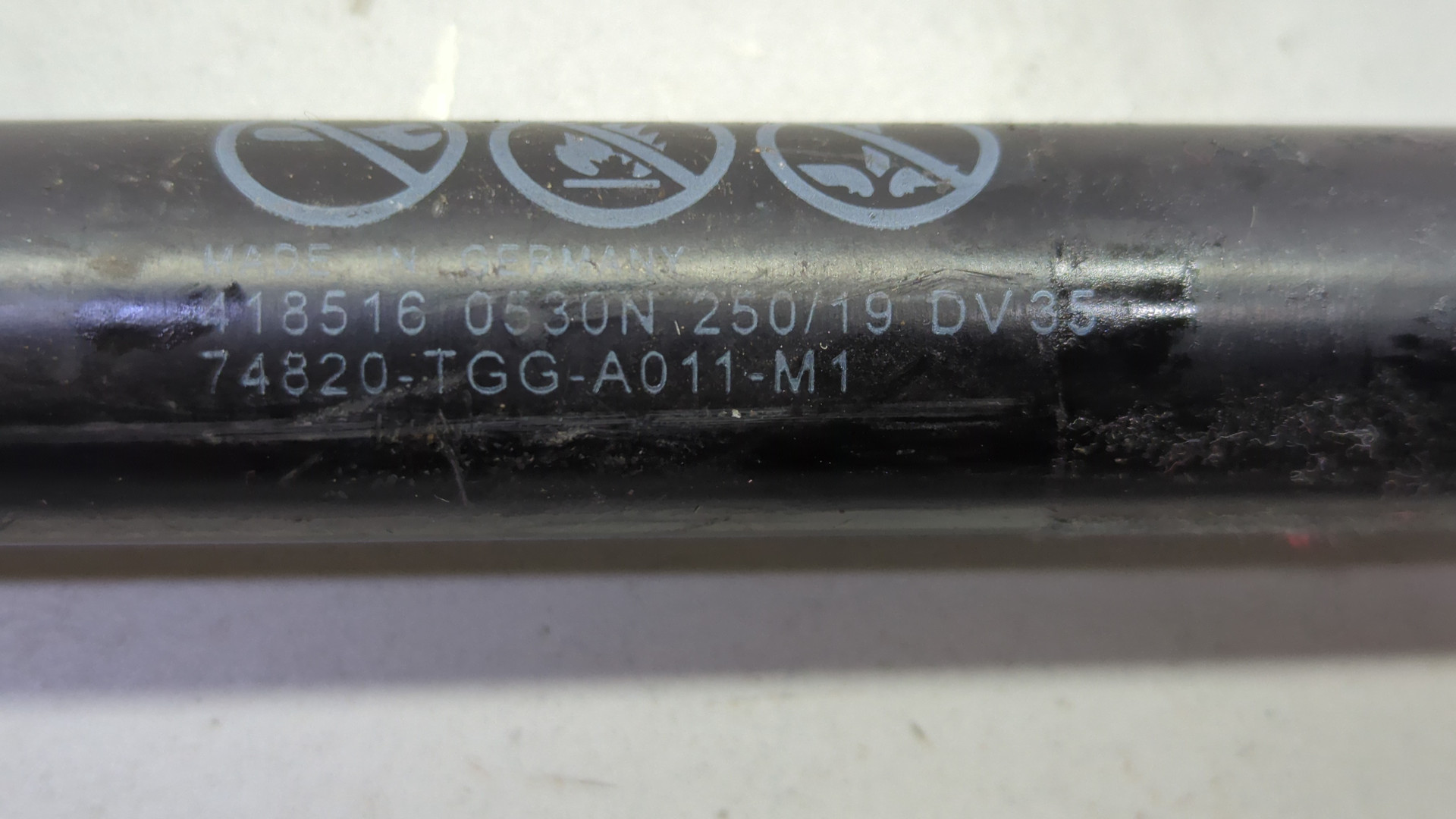 Амортизатор капота