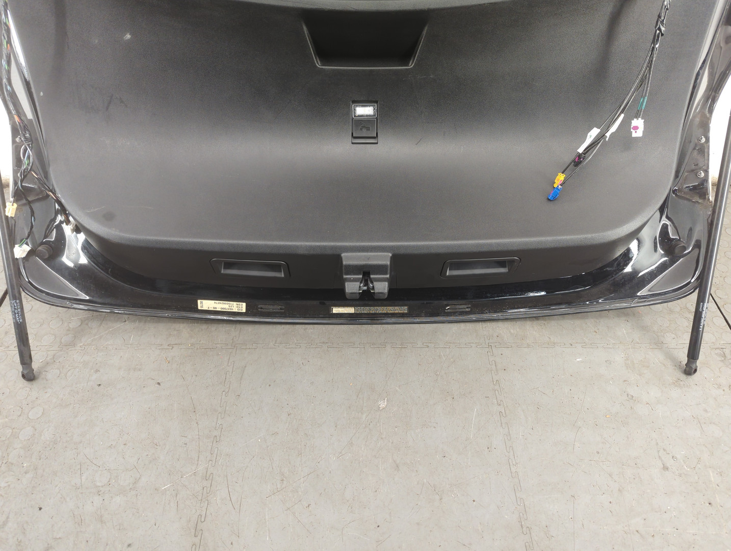 Дверь багажника