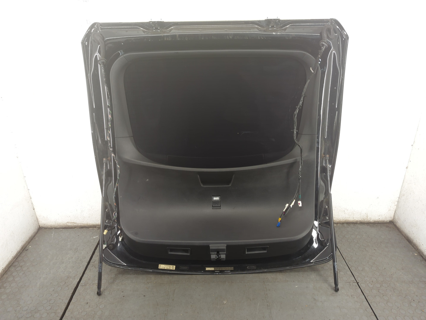 Дверь багажника