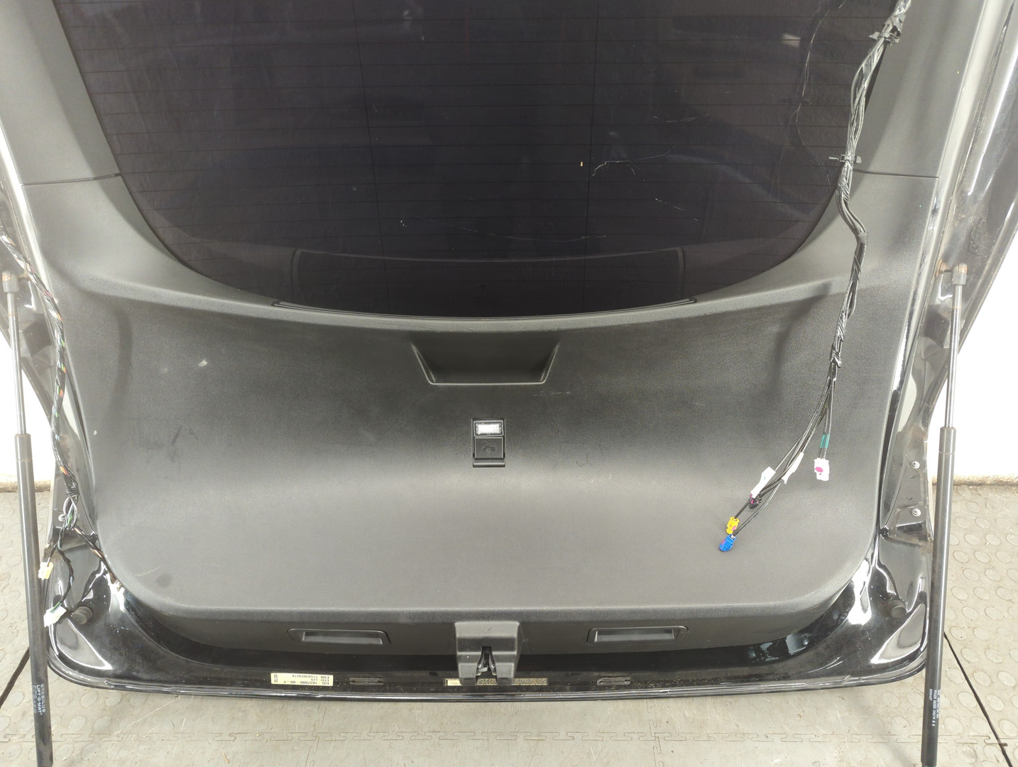 Дверь багажника