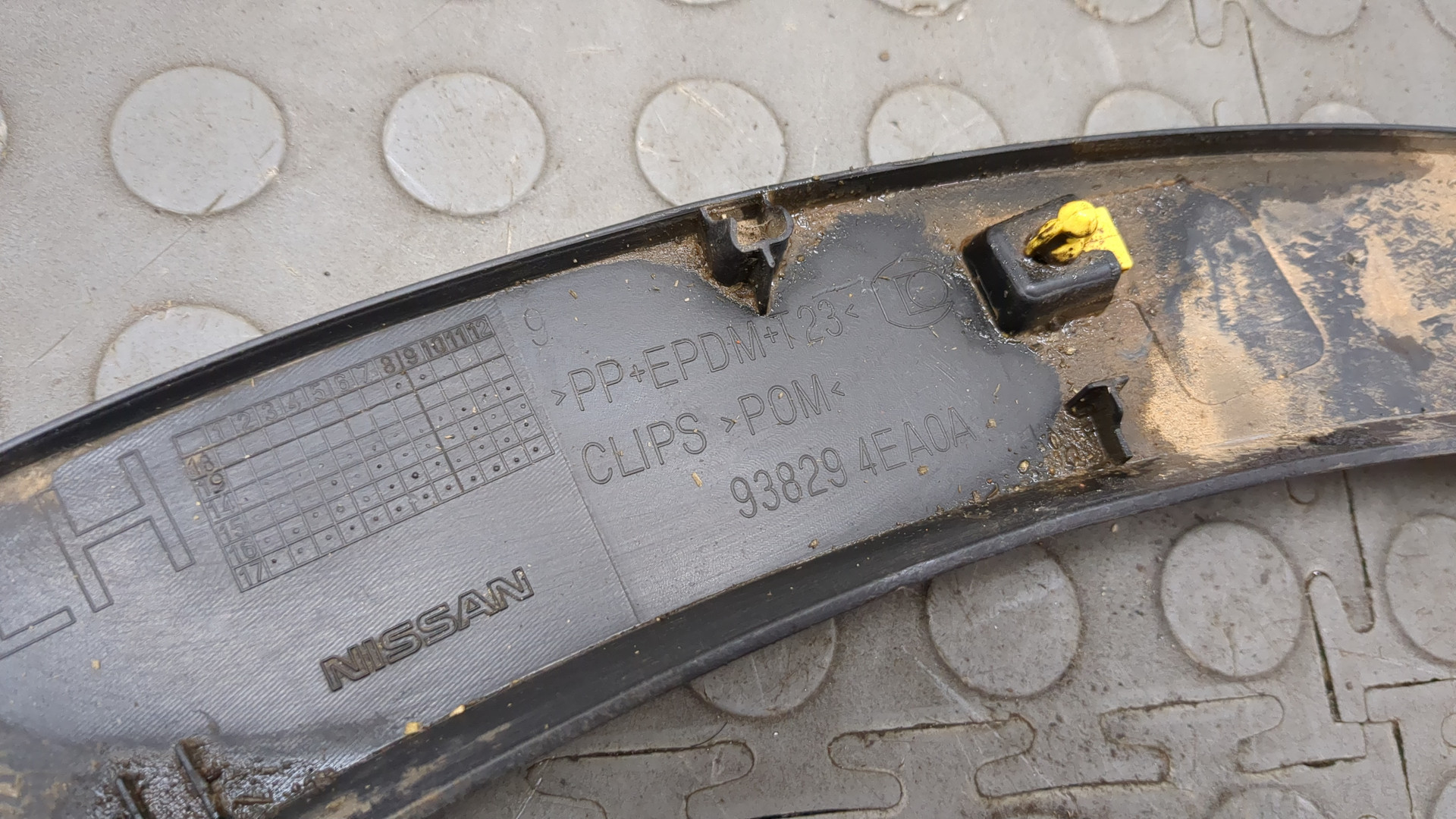 Накладка переднего крыла левого