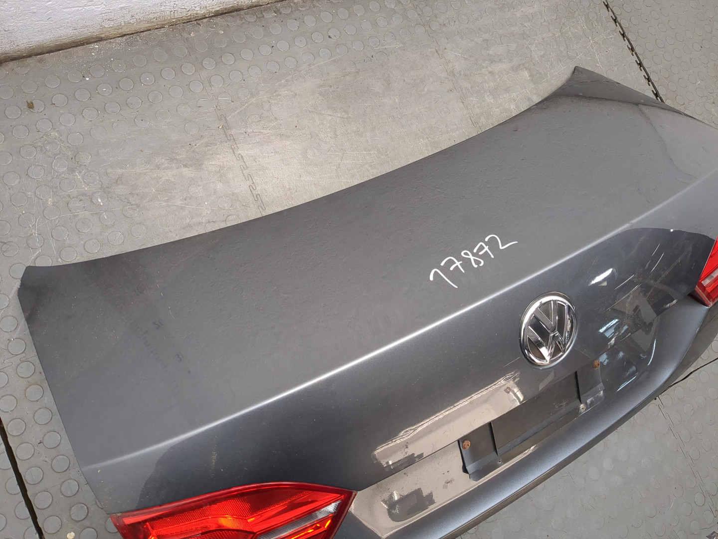 Дверь багажника