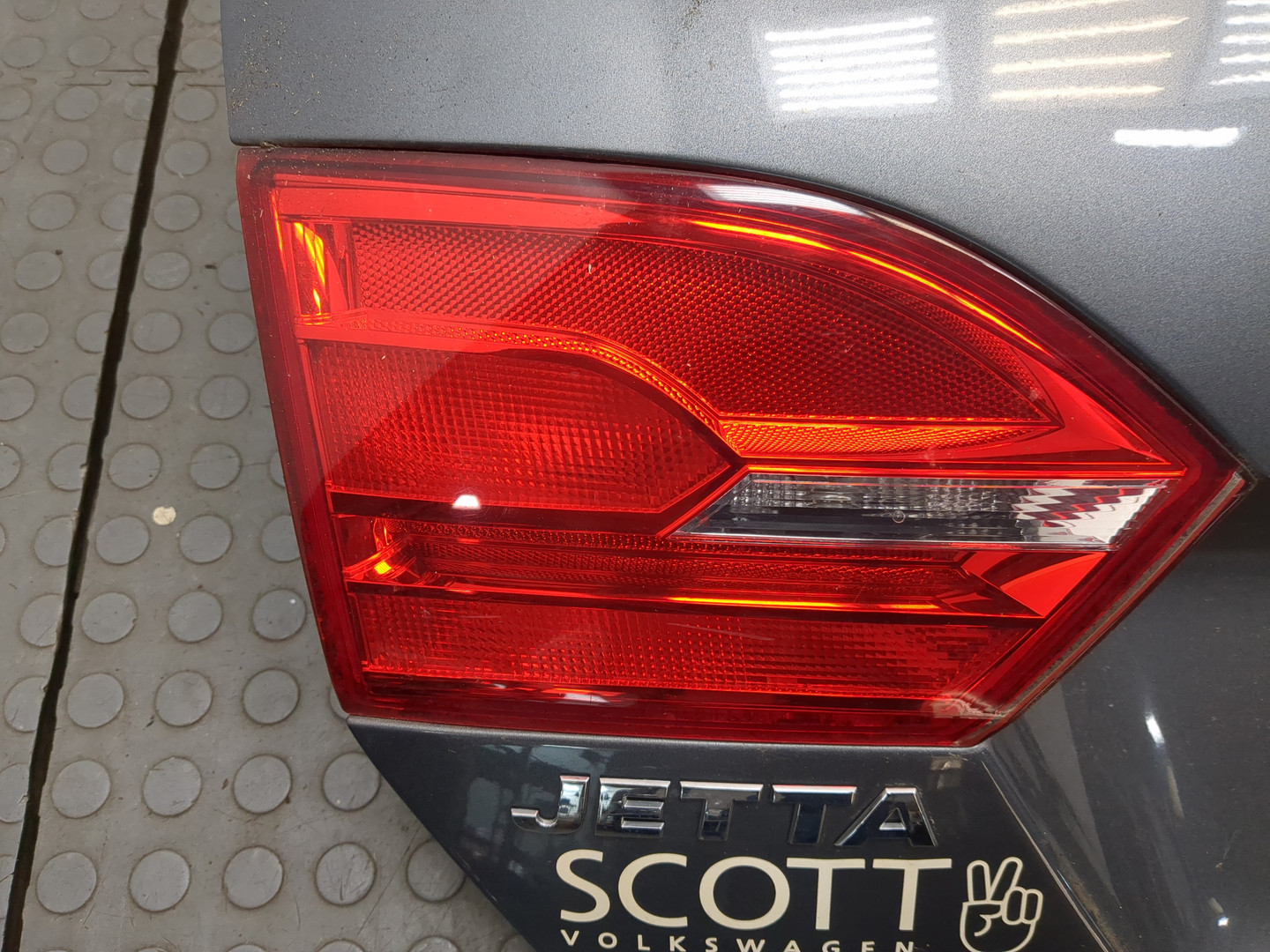 Дверь багажника