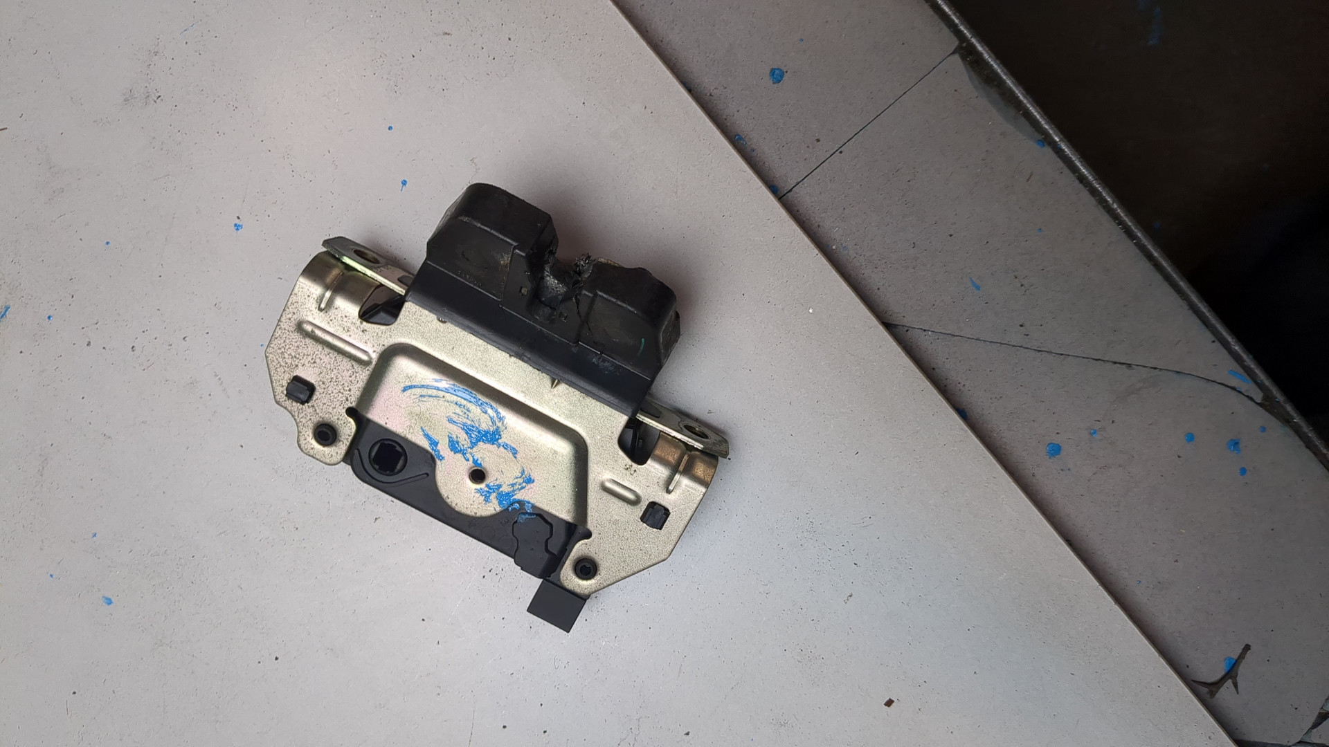 Замок багажника