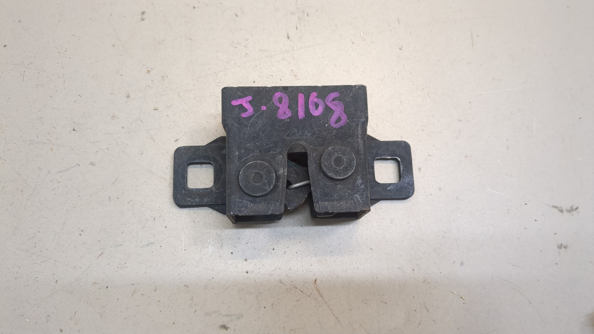 Замок капота