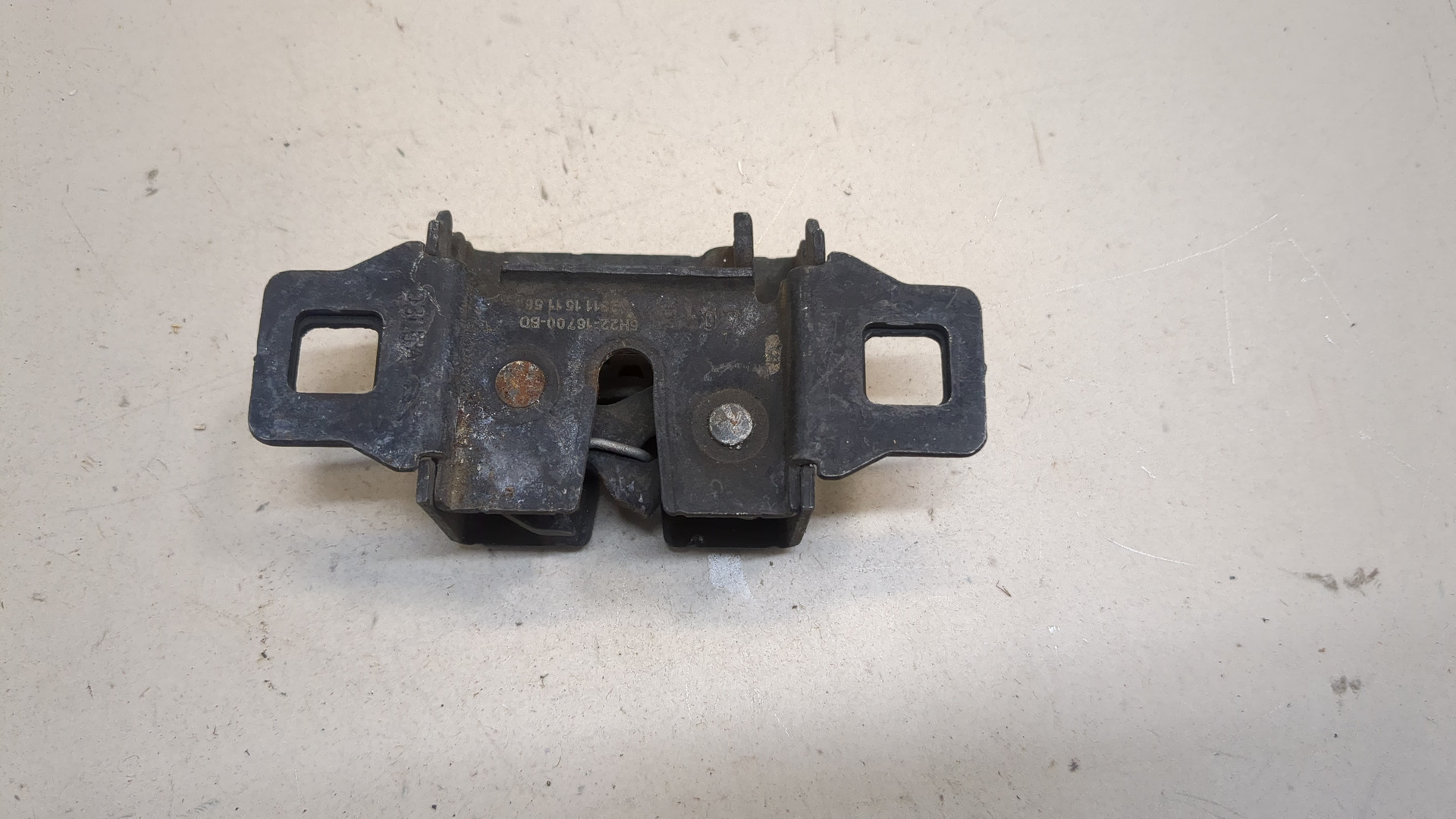 Замок капота