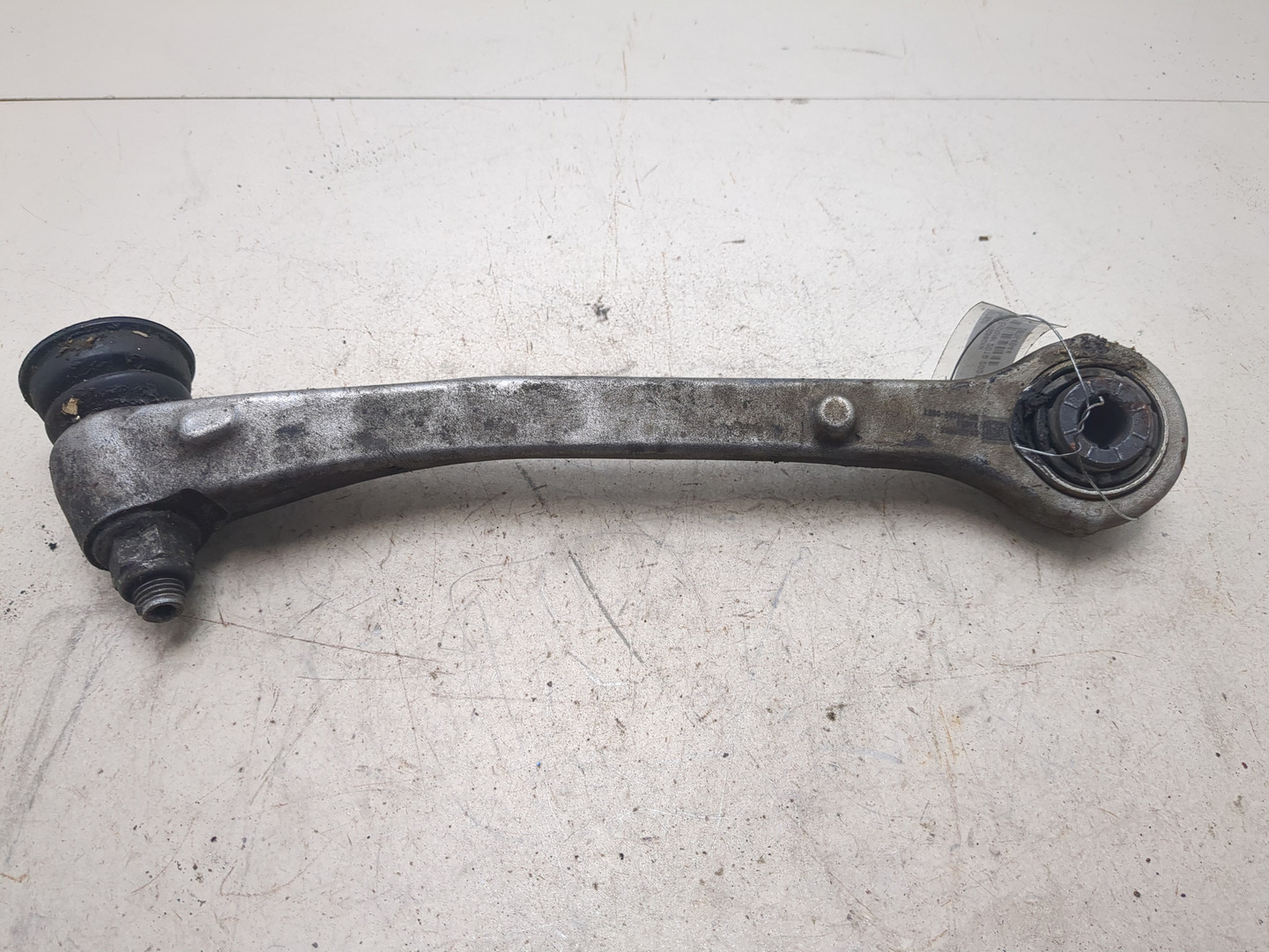 Рычаг передний правый