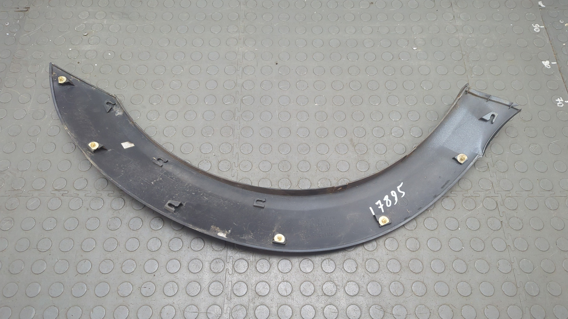 Накладка переднего крыла левого